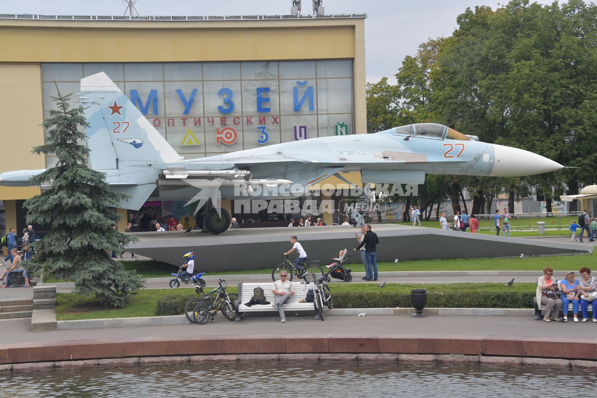 Москва.  Многоцелевой истребитель Су-27  у павильона `Космос`на ВДНХ.