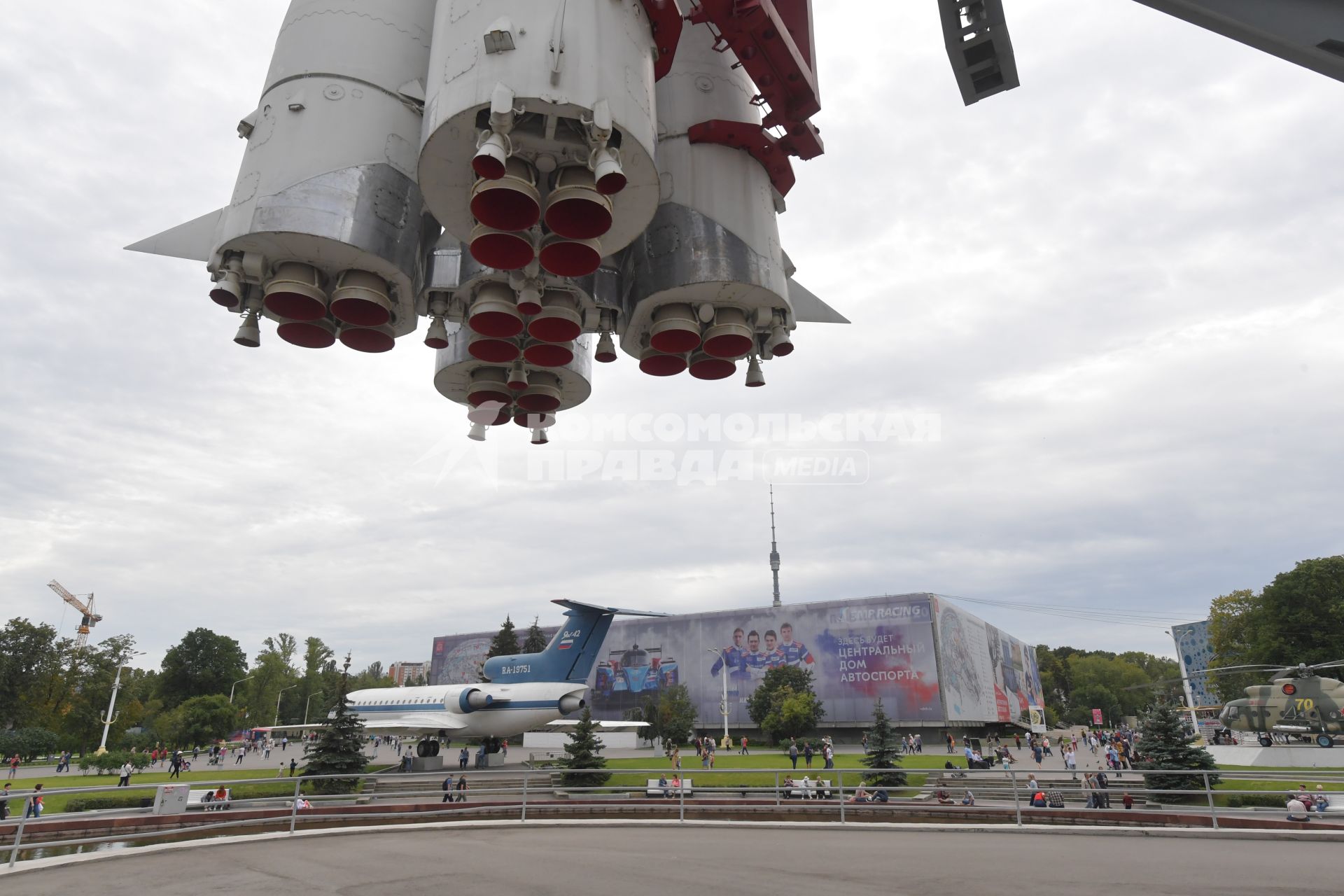 Москва.  Многоцелевой  истребитель Су-27 и макет  ракеты-носителя`Восток` у павильона космос на ВДНХ.