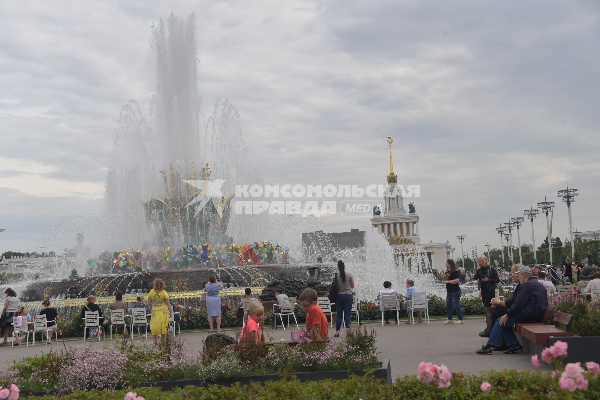 Москва.  Посетители у фонтана `Каменный цветок`на ВДНХ.