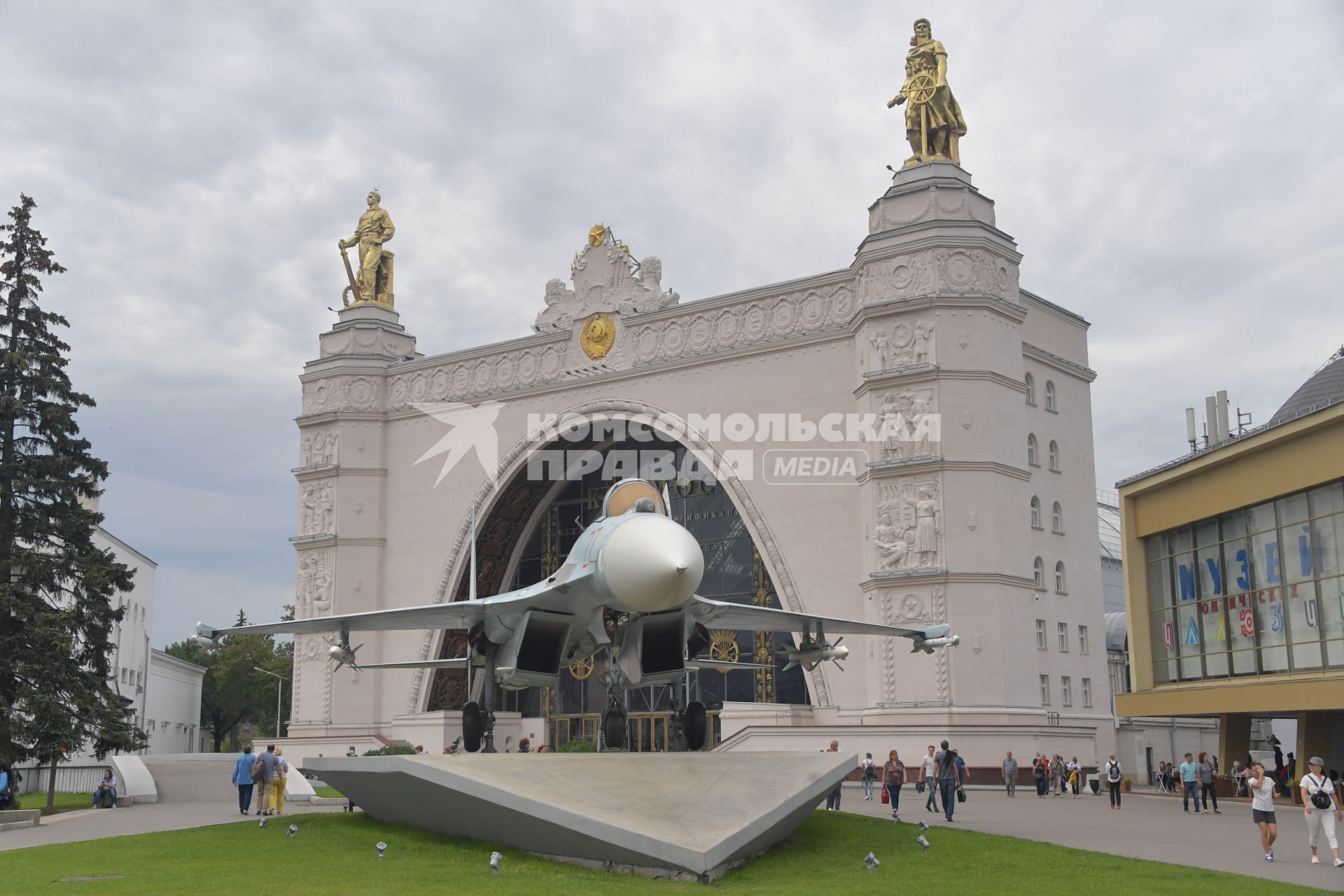 Москва.  Многоцелевой истребитель Су-27  у павильона `Космос`на ВДНХ.