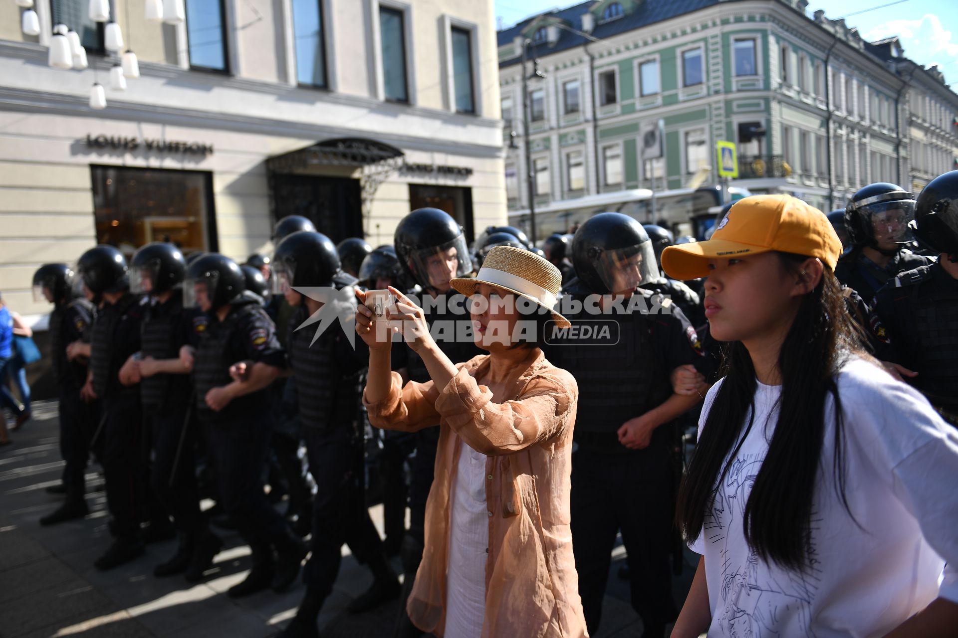 Москва. Женщина фотографирует во время несанкционированной акции в поддержку кандидатов в депутаты Мосгордумы на Тверской улице.