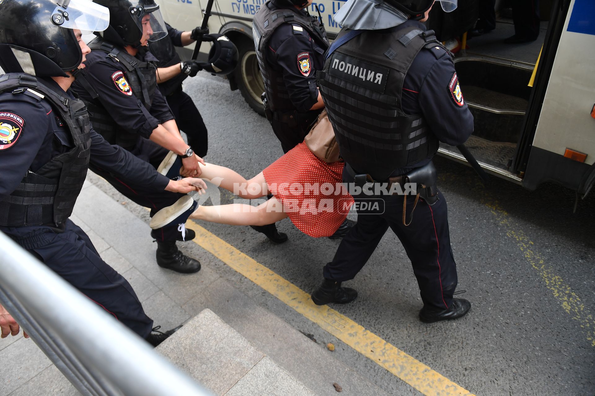 Москва. Сотрудники ОМОНа РФ проводят задержания во время  проведения  несанкционированной акции в поддержку кандидатов в депутаты Мосгордумы на Тверской улице.