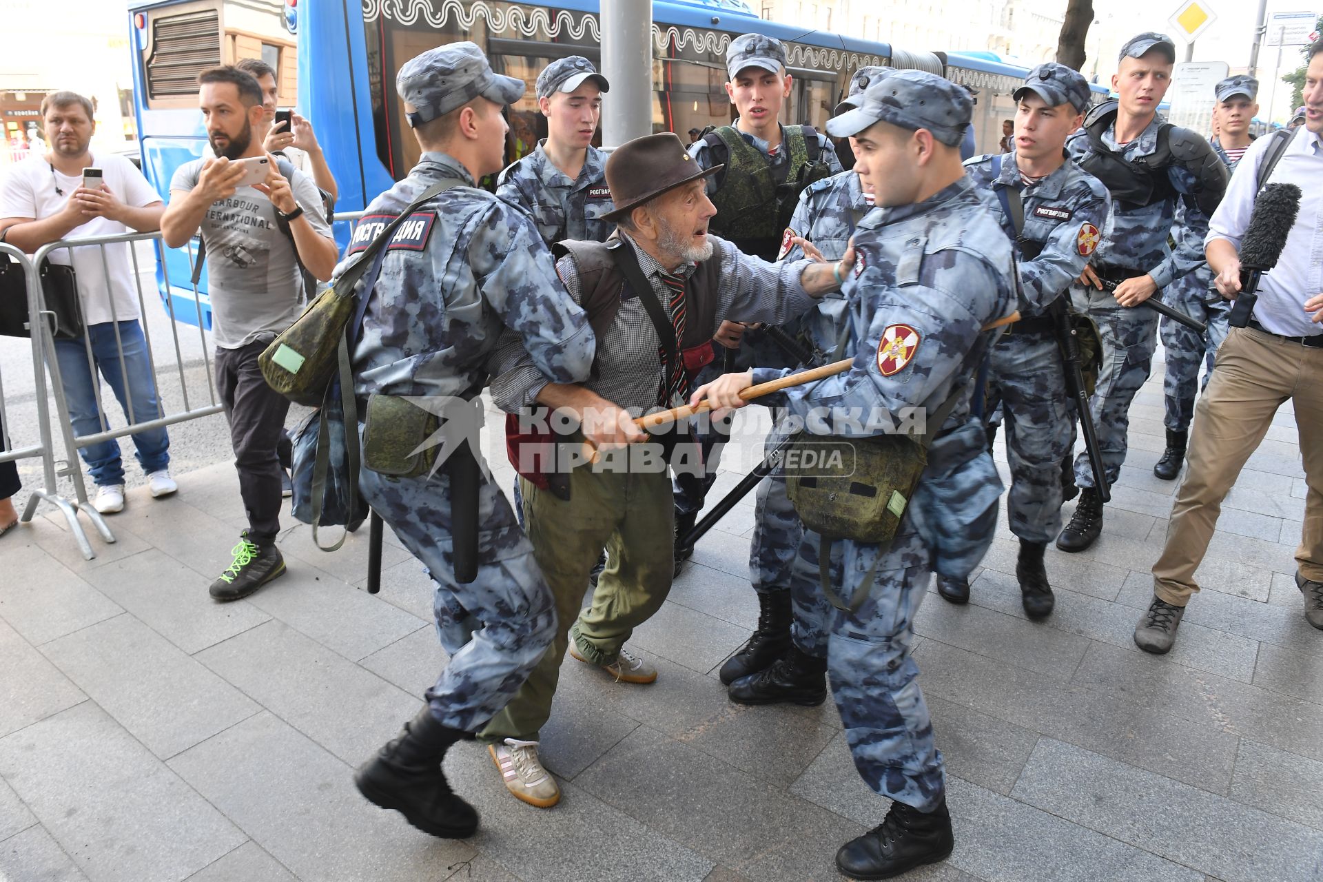 Москва. Сотрудники росгвардии во время несанкционированной акции в поддержку кандидатов в депутаты Мосгордумы.