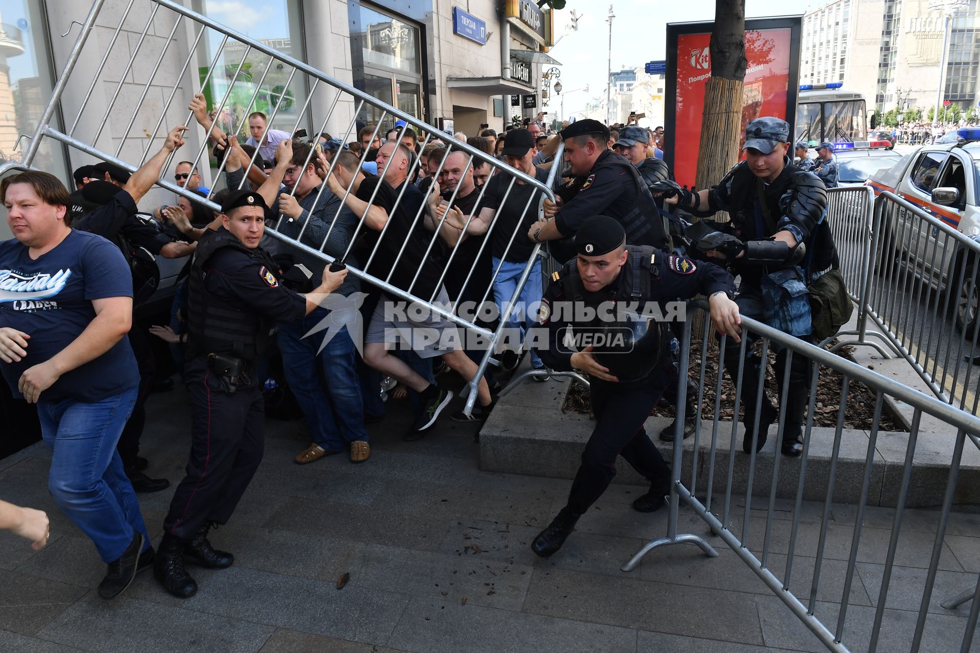 Москва. Полицейские во время несанкционированной акции в поддержку кандидатов в депутаты Мосгордумы.