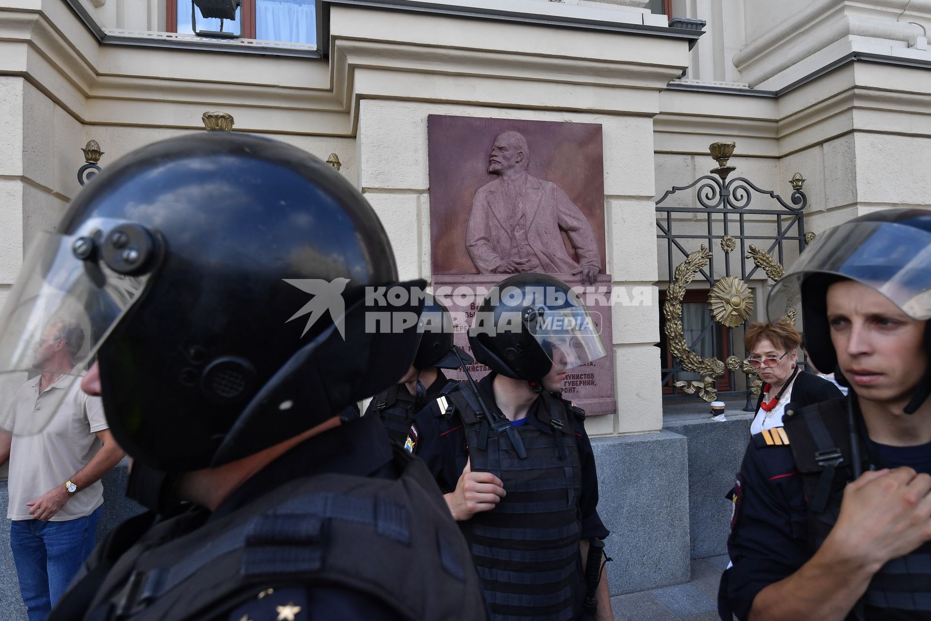 Москва. Сотрудники ОМОНа РФ на несанкционированной акции в поддержку кандидатов в депутаты Мосгордумы.