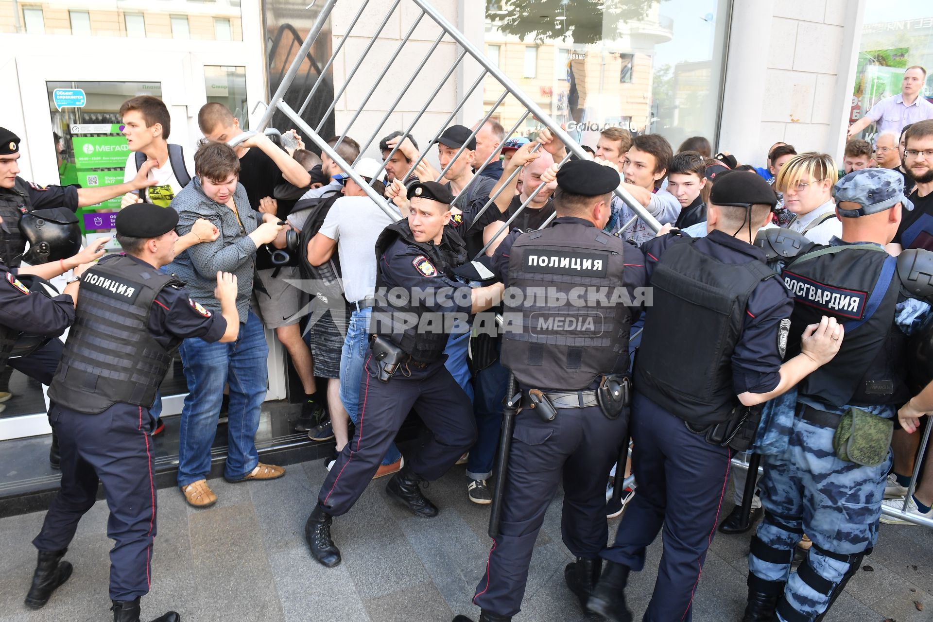 Москва. Полицейские во время несанкционированной акции в поддержку кандидатов в депутаты Мосгордумы.