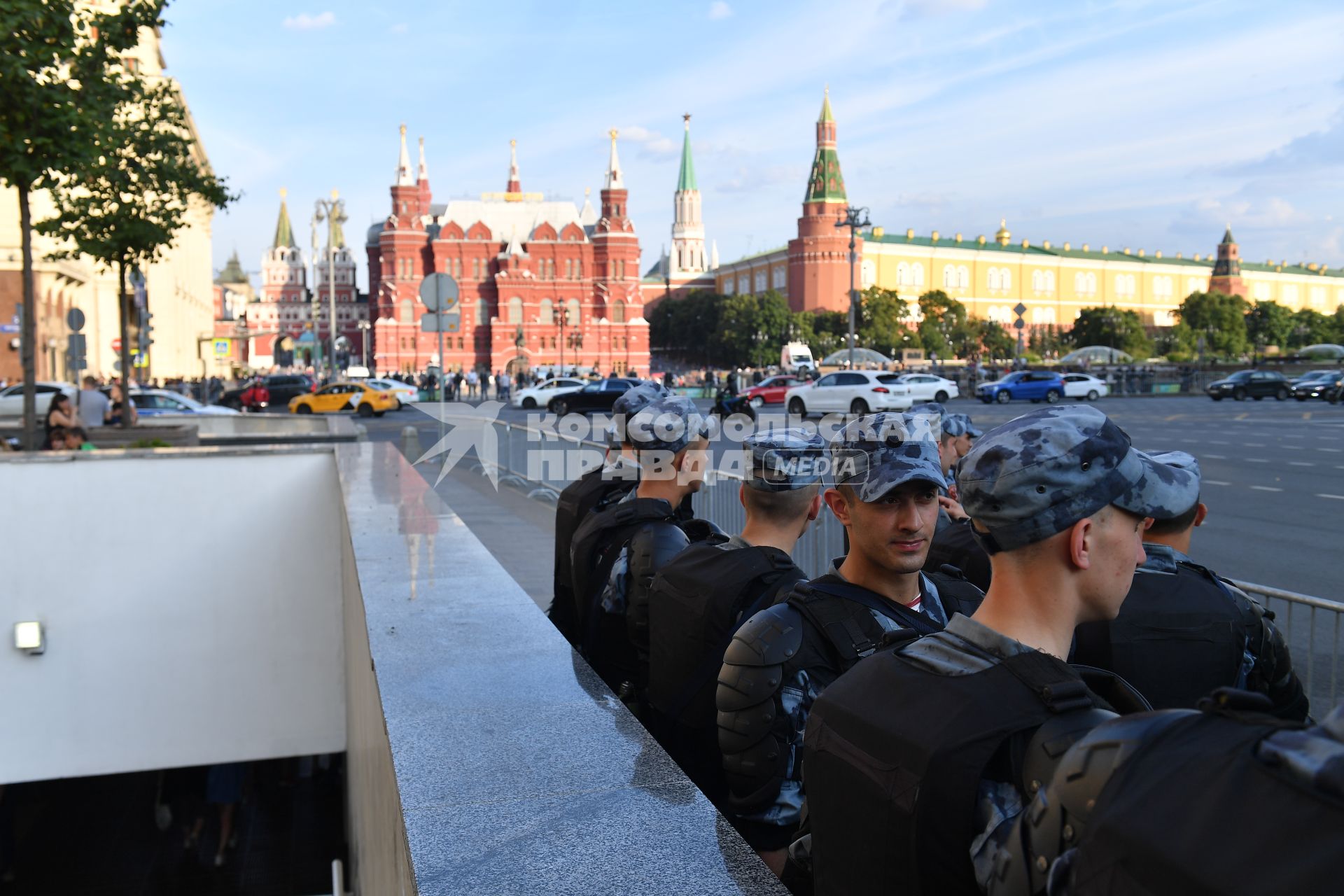 Москва. Сотрудники ОМОНа РФ на несанкционированной акции в поддержку кандидатов в депутаты Мосгордумы.