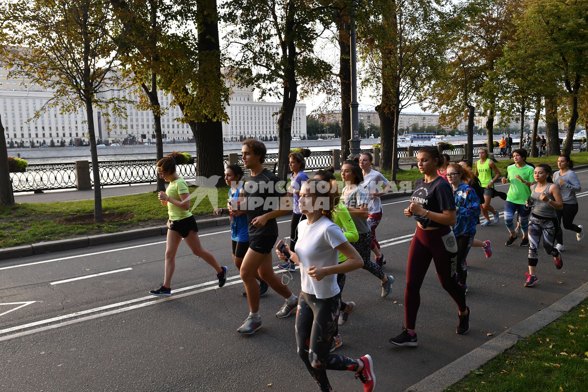Москва. Молодые люди  бегут по Пушкинской набережной.