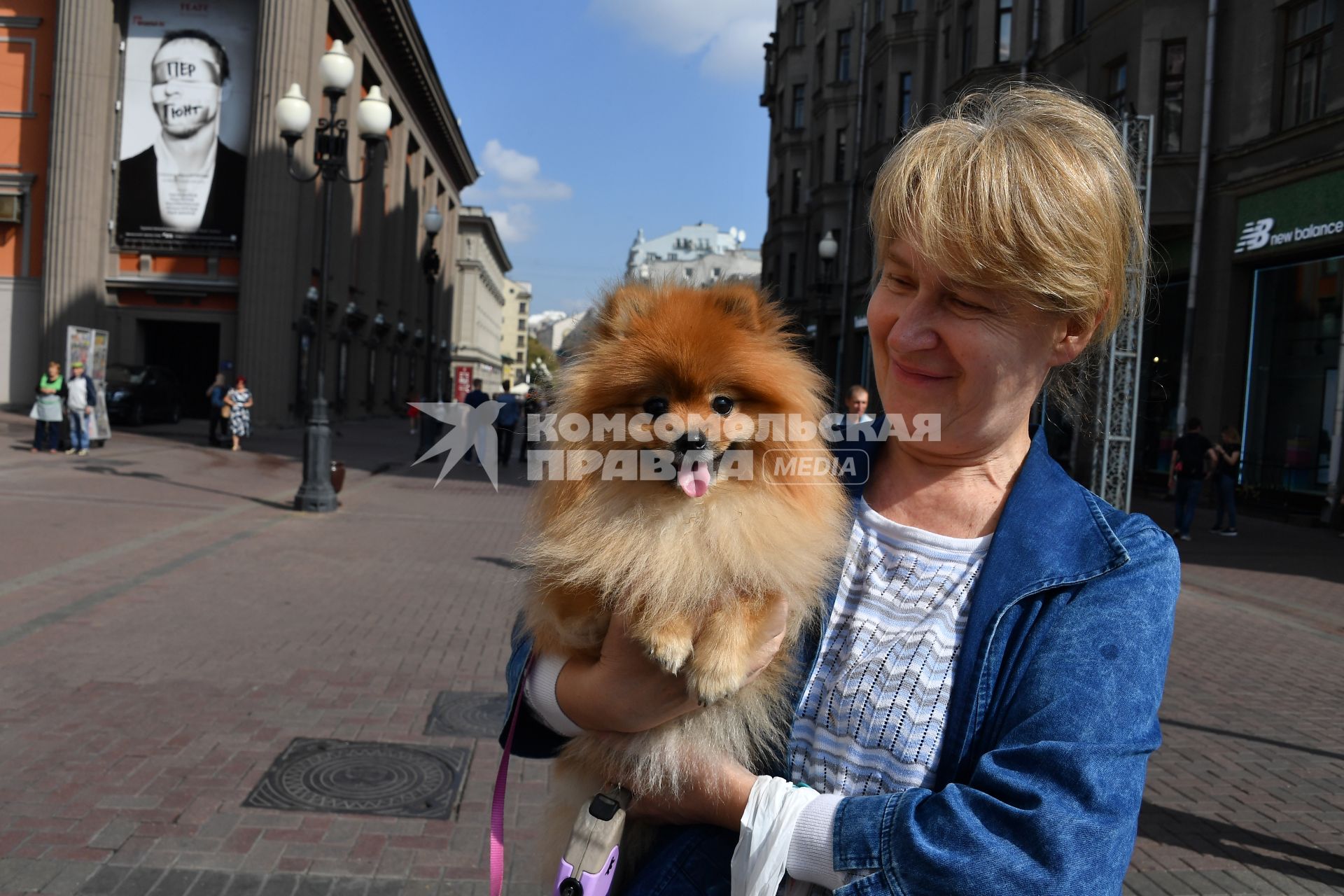 Москва. На Арбате открылась  экспозиции картин художника Александра Шилова, посвященная Году театра.