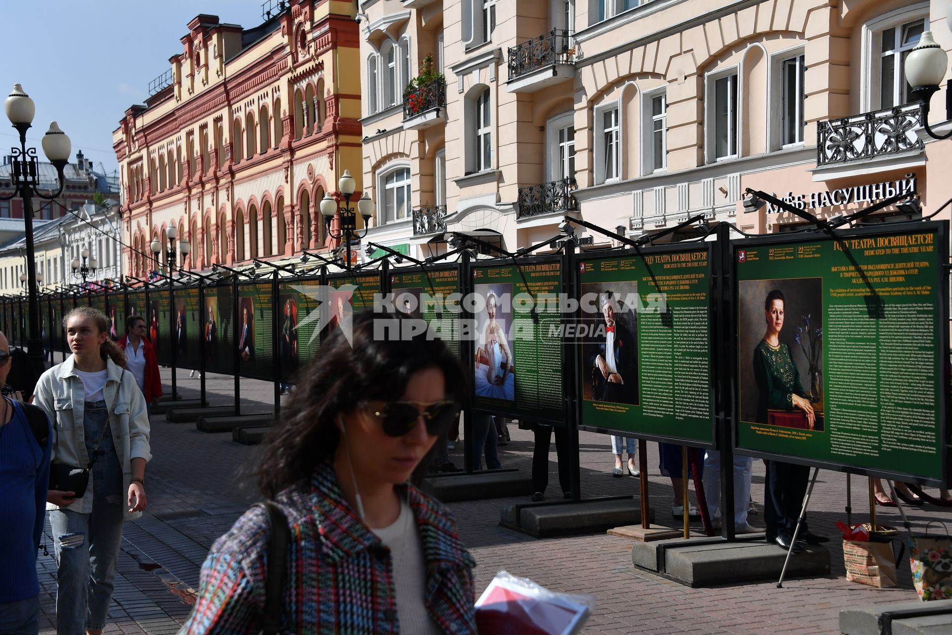 Москва. На Арбате открылась  экспозиции картин художника Александра Шилова, посвященная Году театра.