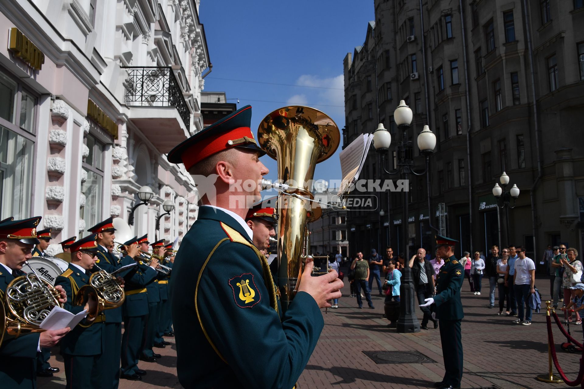 Москва. На Арбате открылась  экспозиции картин художника Александра Шилова, посвященная Году театра.