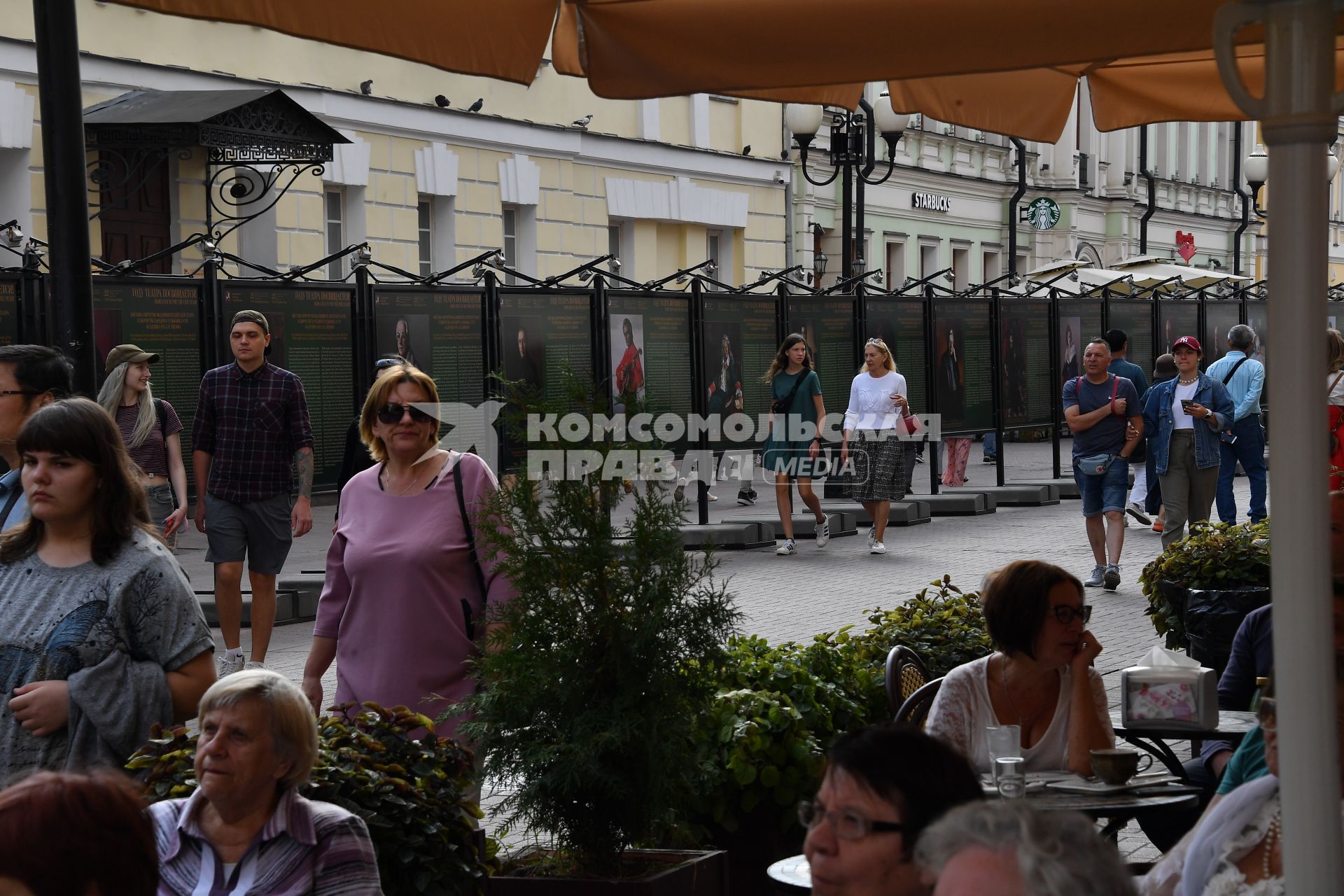 Москва. На Арбате открылась  экспозиции картин художника Александра Шилова, посвященная Году театра.