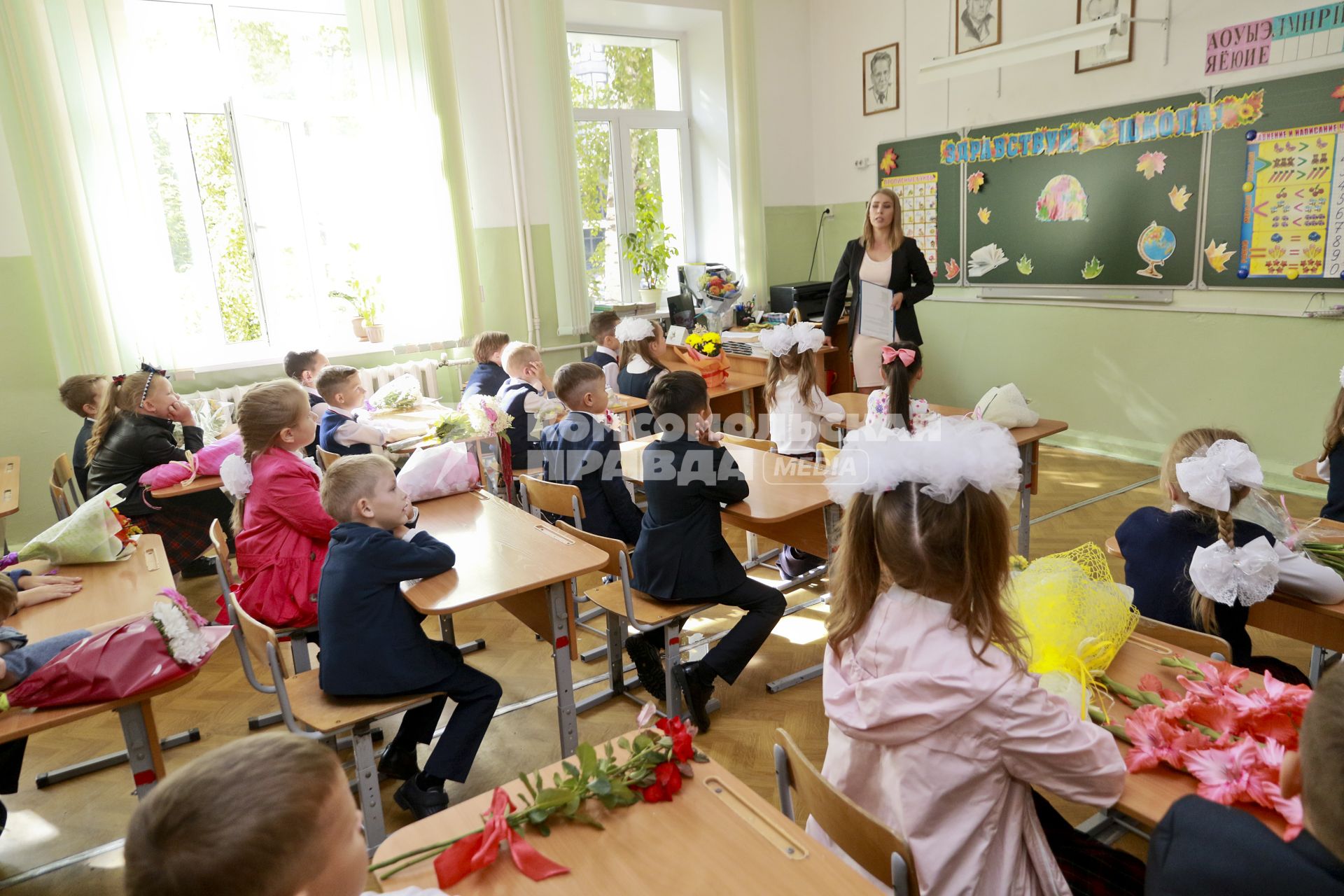 Барнаул.   Ученики в школьном классе после торжественной линейки, посвященной Дню знаний.