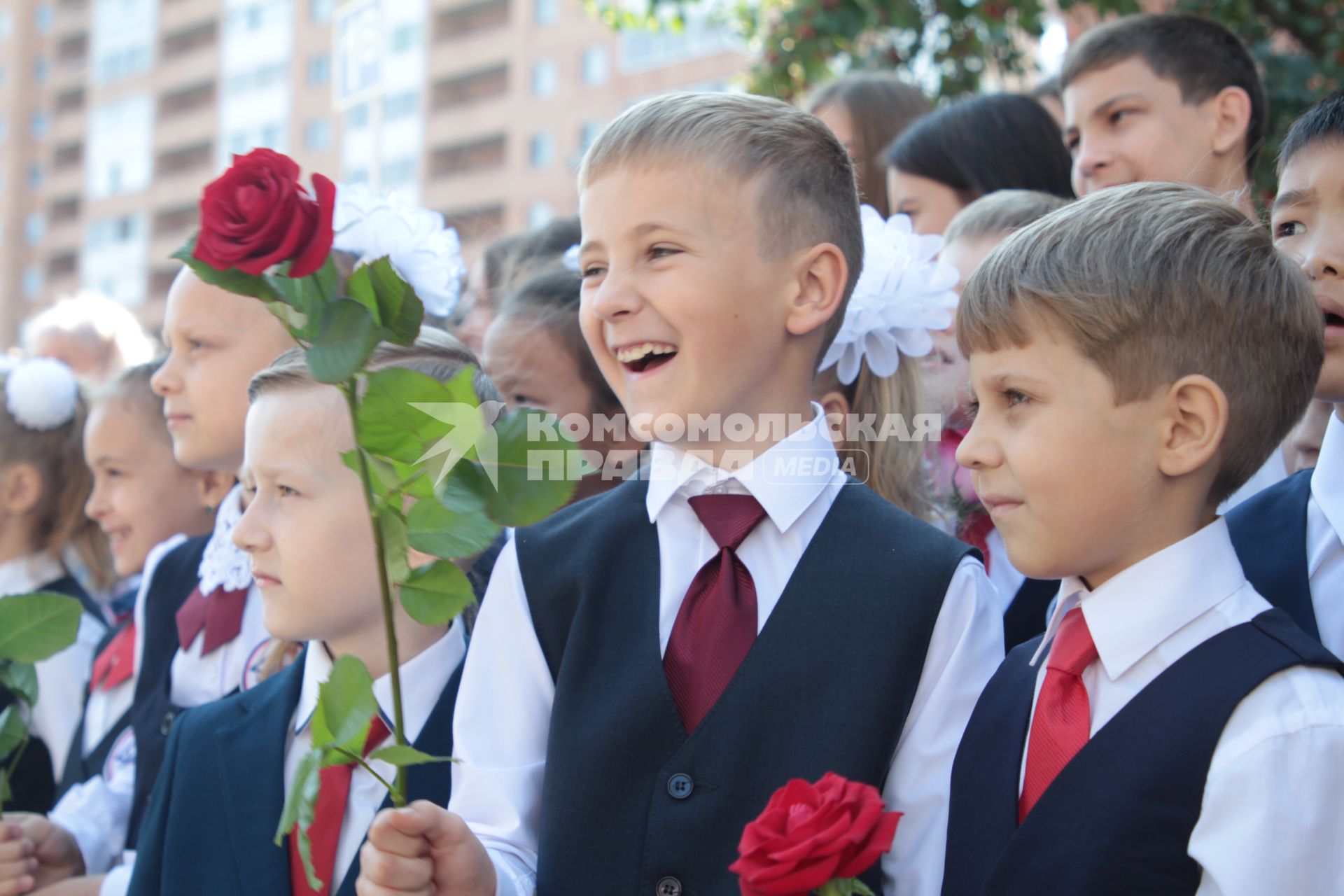 Иркутск.  Первоклассники на торжественной линейке  в День знаний.