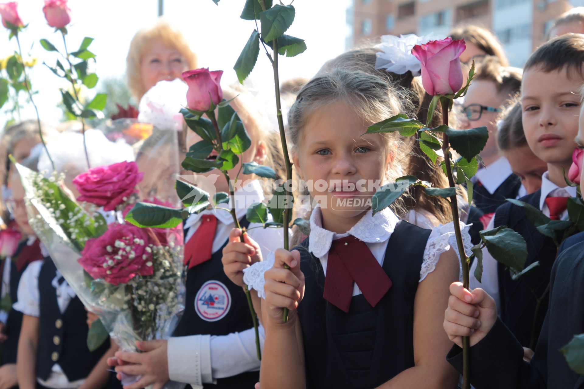 Иркутск.  Первоклассники на торжественной линейке  в День знаний.