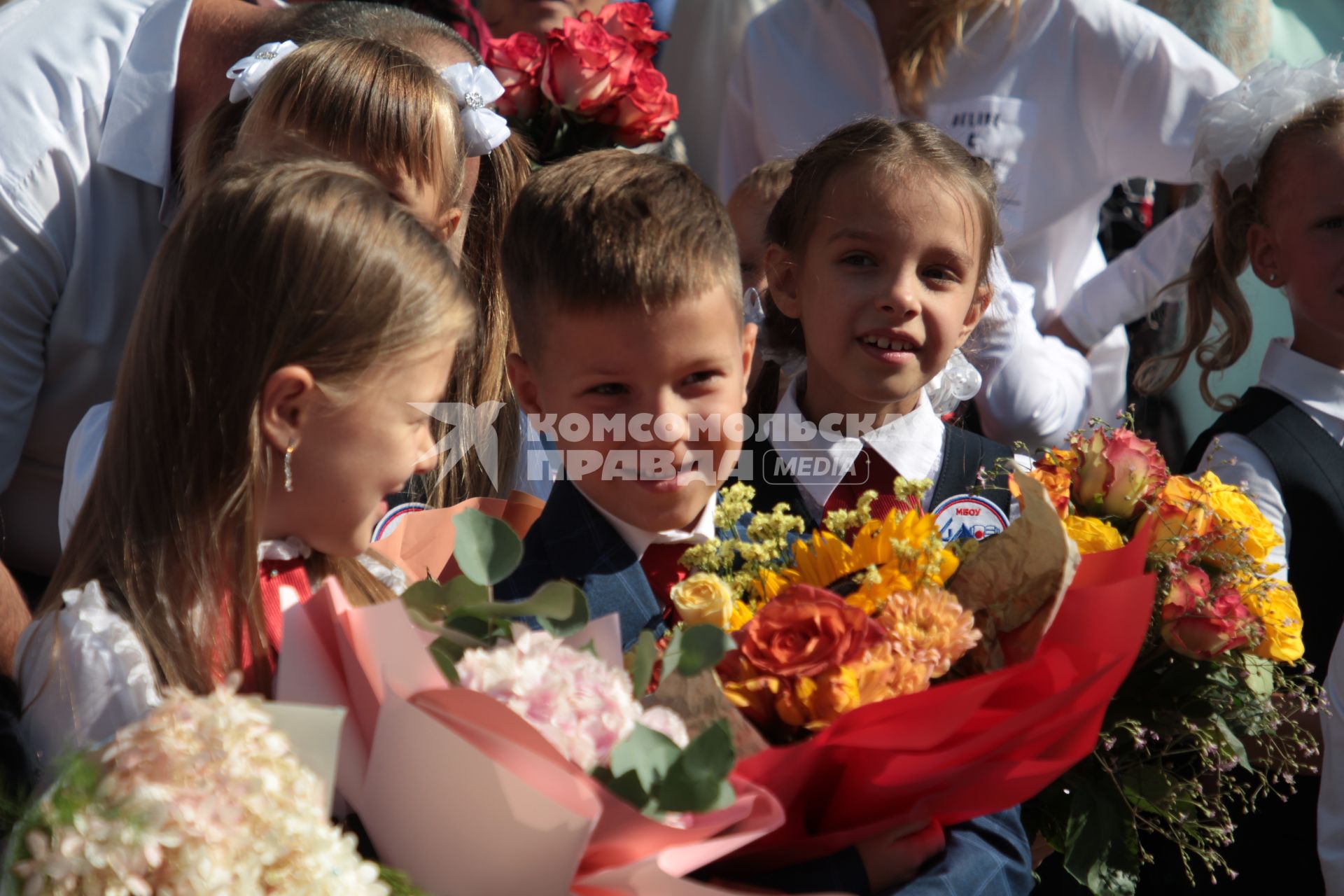 Иркутск.  Первоклассники на торжественной линейке  в День знаний.