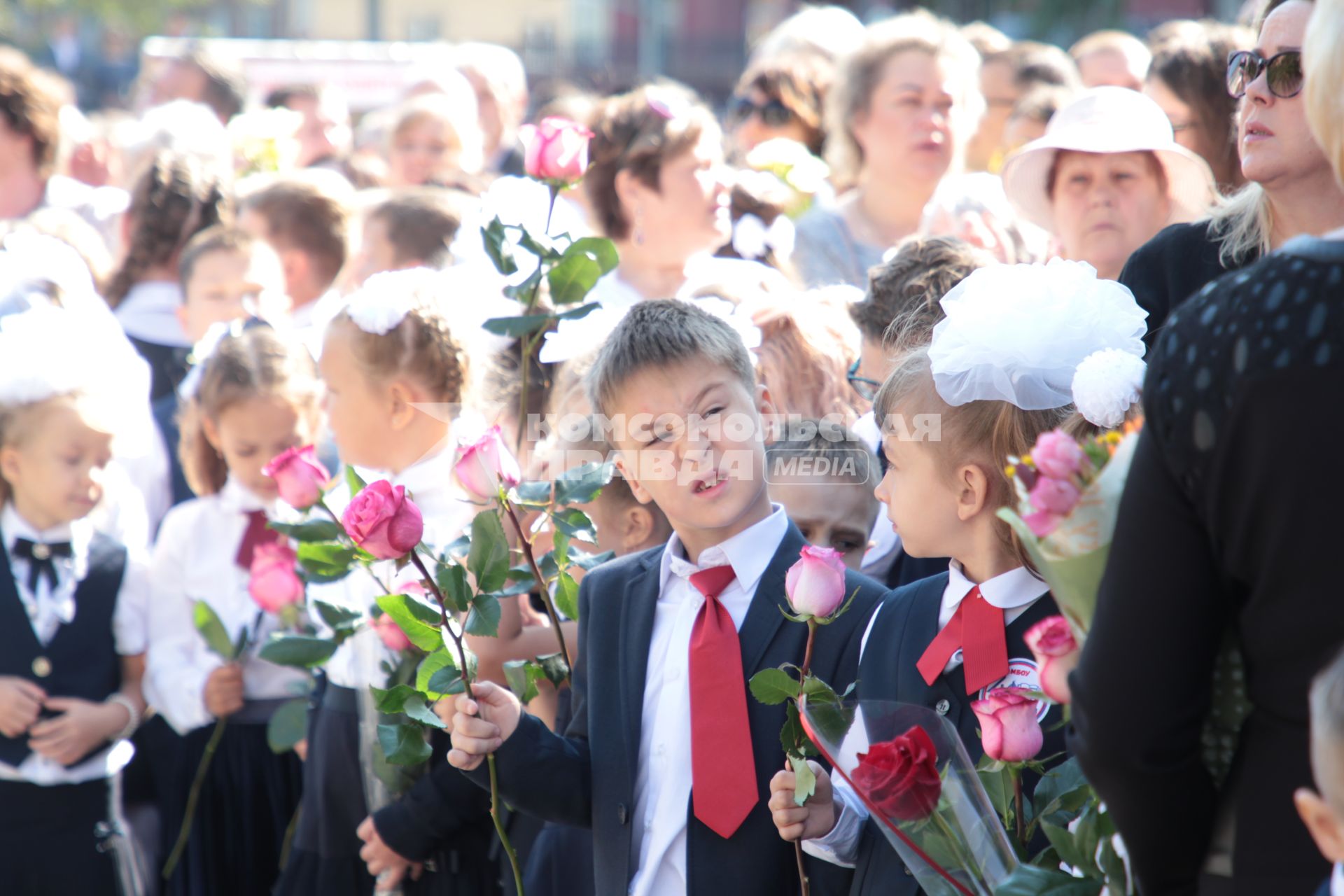 Иркутск.  Первоклассники на торжественной линейке  в День знаний.