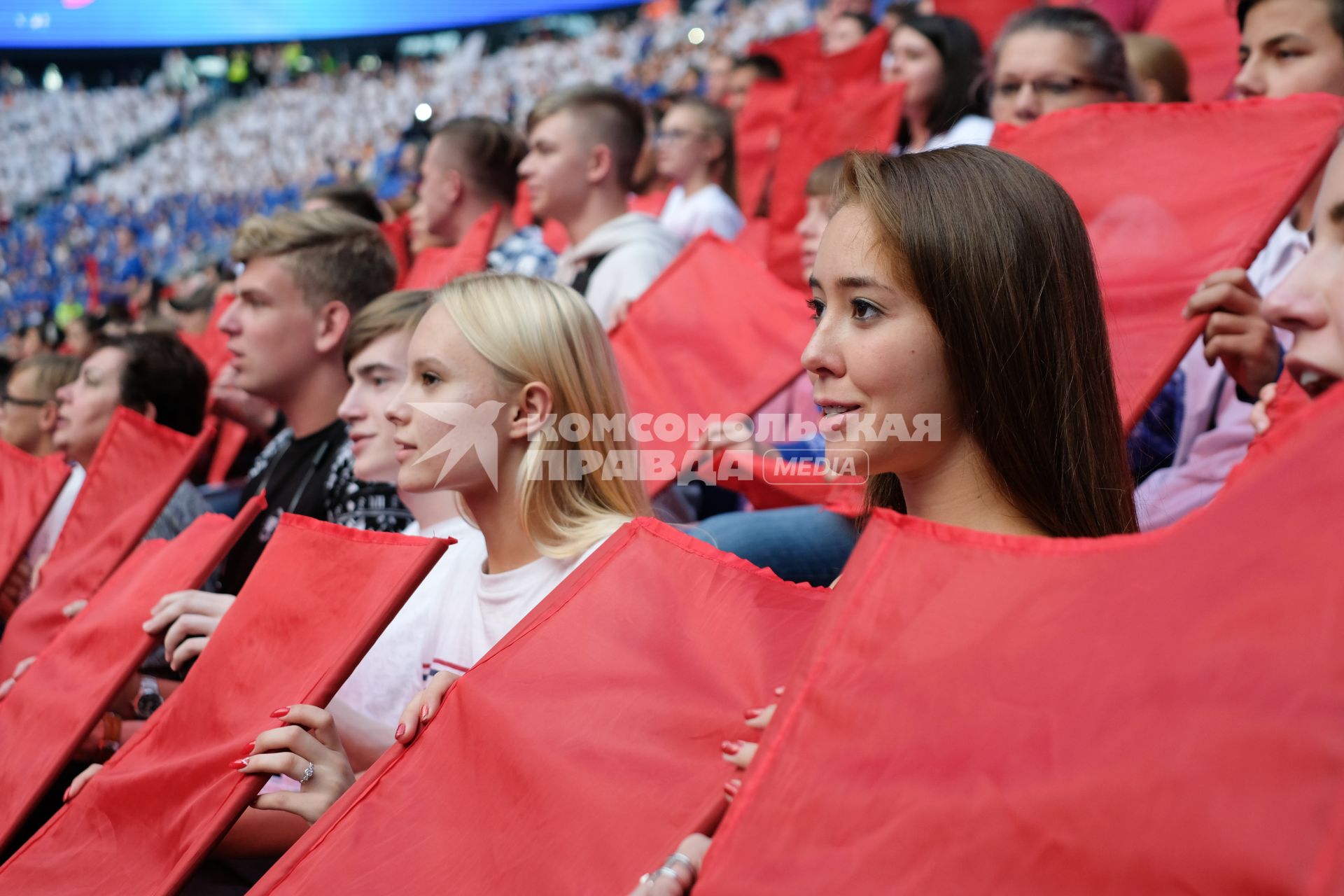 Санкт-Петербург. Участники всероссийской акции `День гимна`исполнили гимн России на стадионе Газпром Арена.