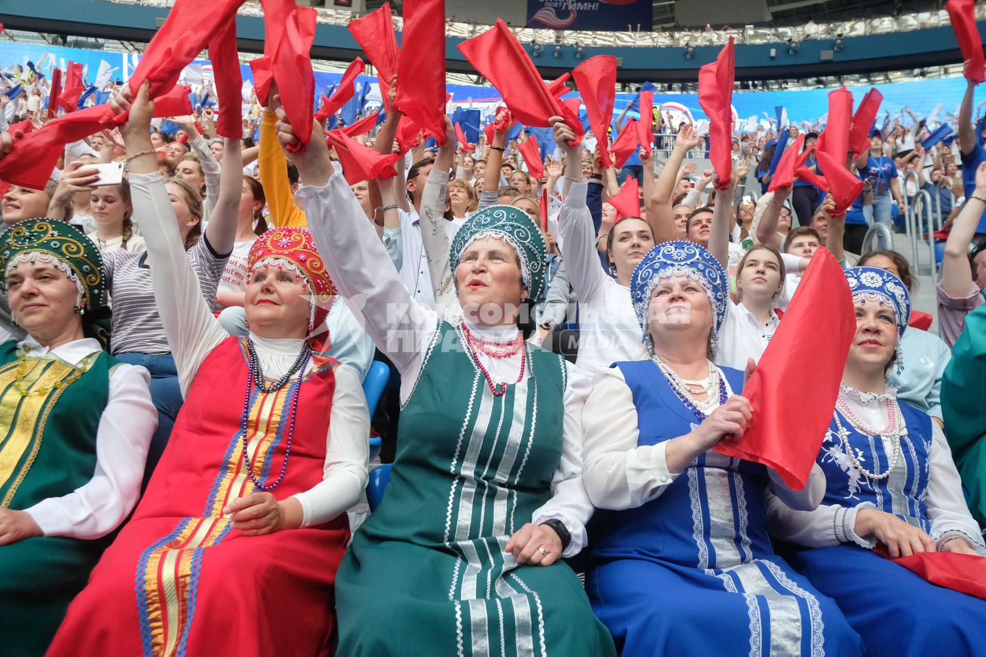 Санкт-Петербург. Участники всероссийской акции `День гимна`исполнили гимн России на стадионе Газпром Арена.