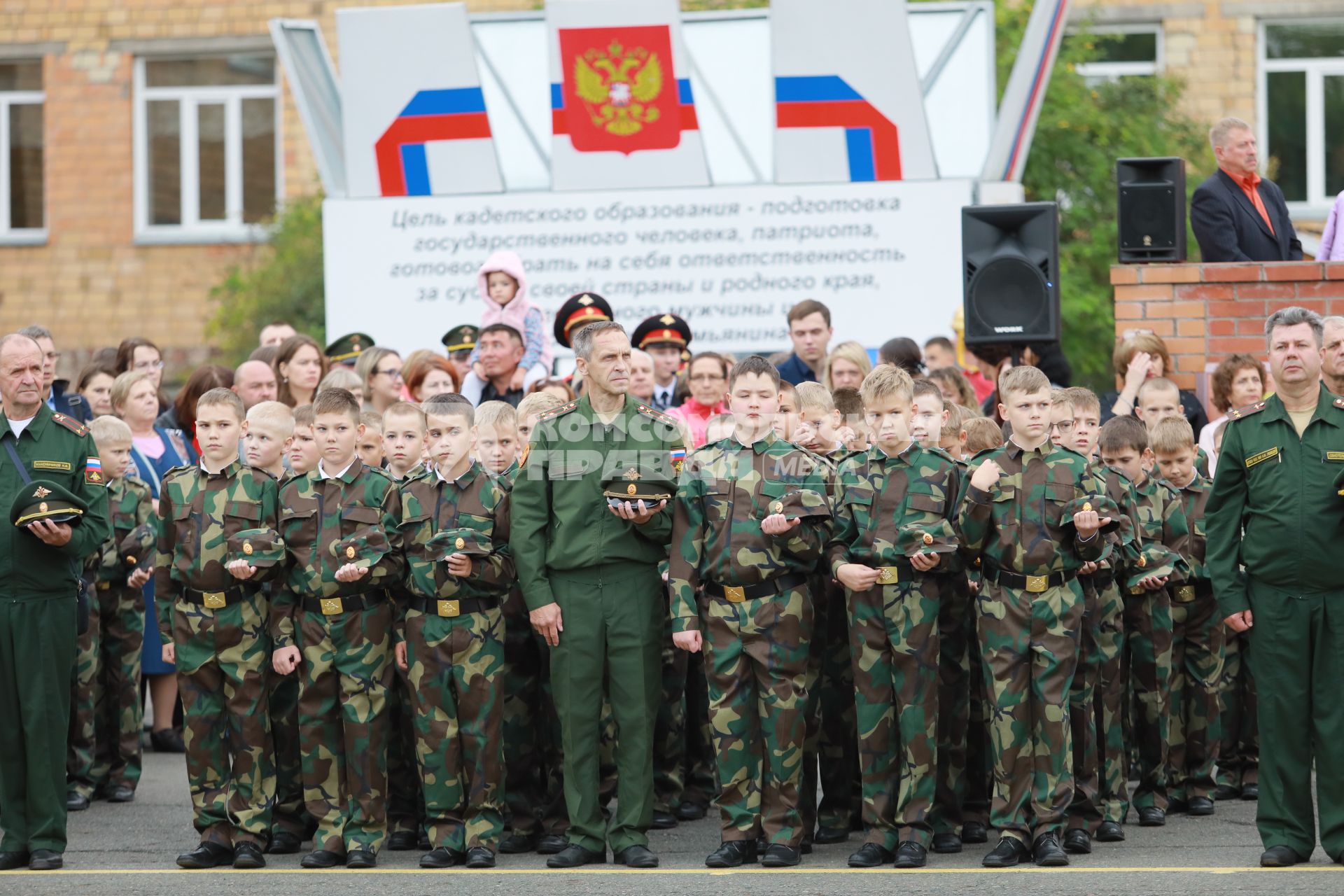 Красноярск. Перед началом торжественной линейки , посвященной Дню знаний в кадетском корпусе и Мариинской женской гимназии.