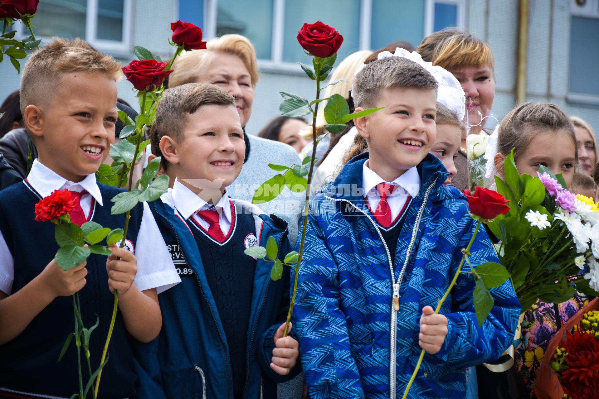 Новосибирск.  Ученики на торжественной линейке, посвященной Дню знаний.