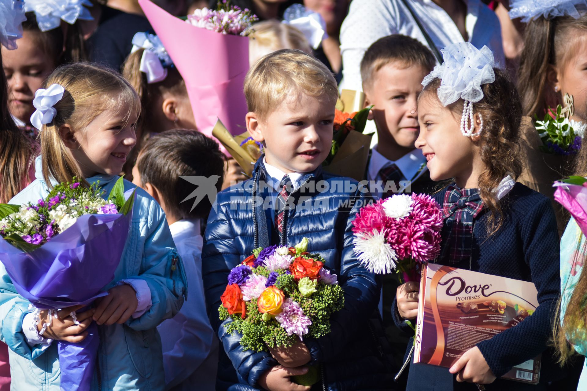 Новосибирск.  Ученики на торжественной линейке, посвященной Дню знаний.