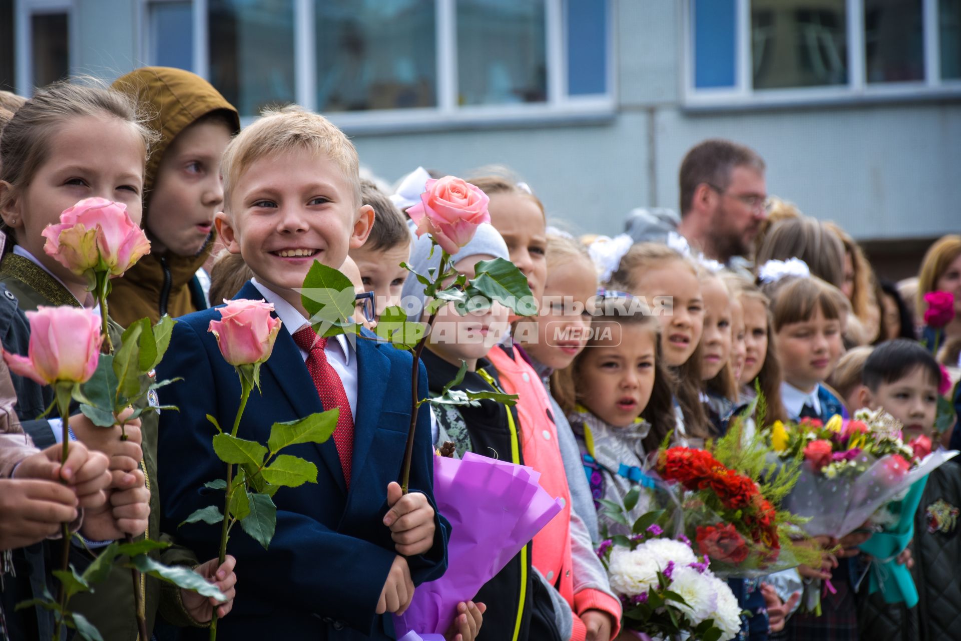 Новосибирск.  Ученики на торжественной линейке, посвященной Дню знаний.