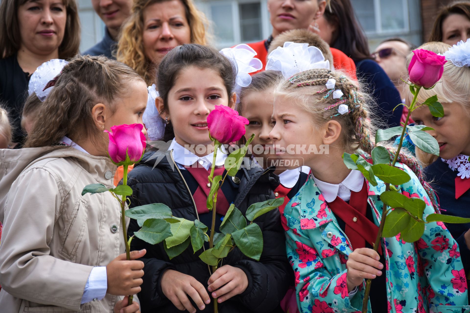 Новосибирск.  Ученики на торжественной линейке, посвященной Дню знаний.