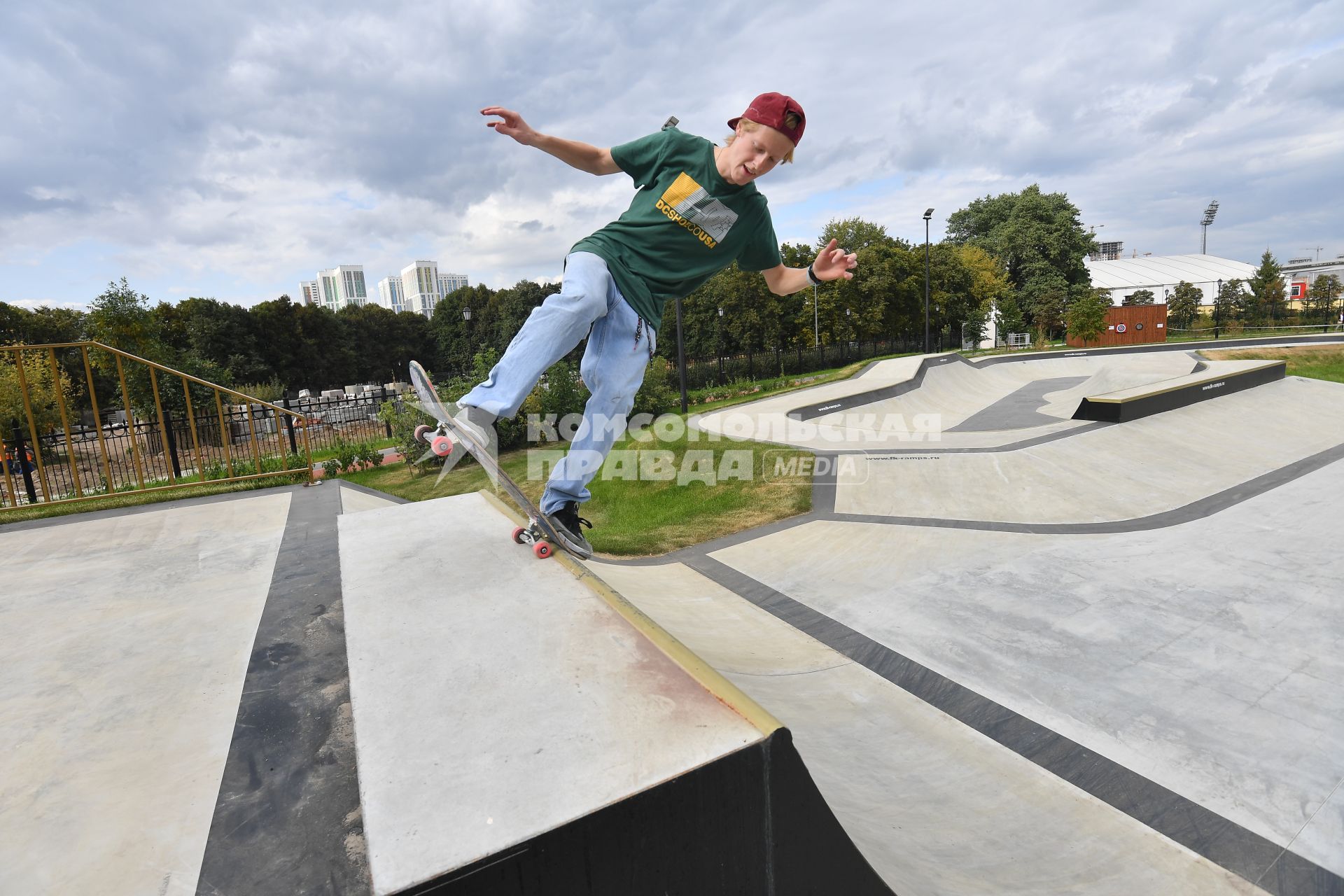 Москва. Юноша катается на скейт-борде  на площадке для экстремальных видов спорта в Детском Черкизовском парке.