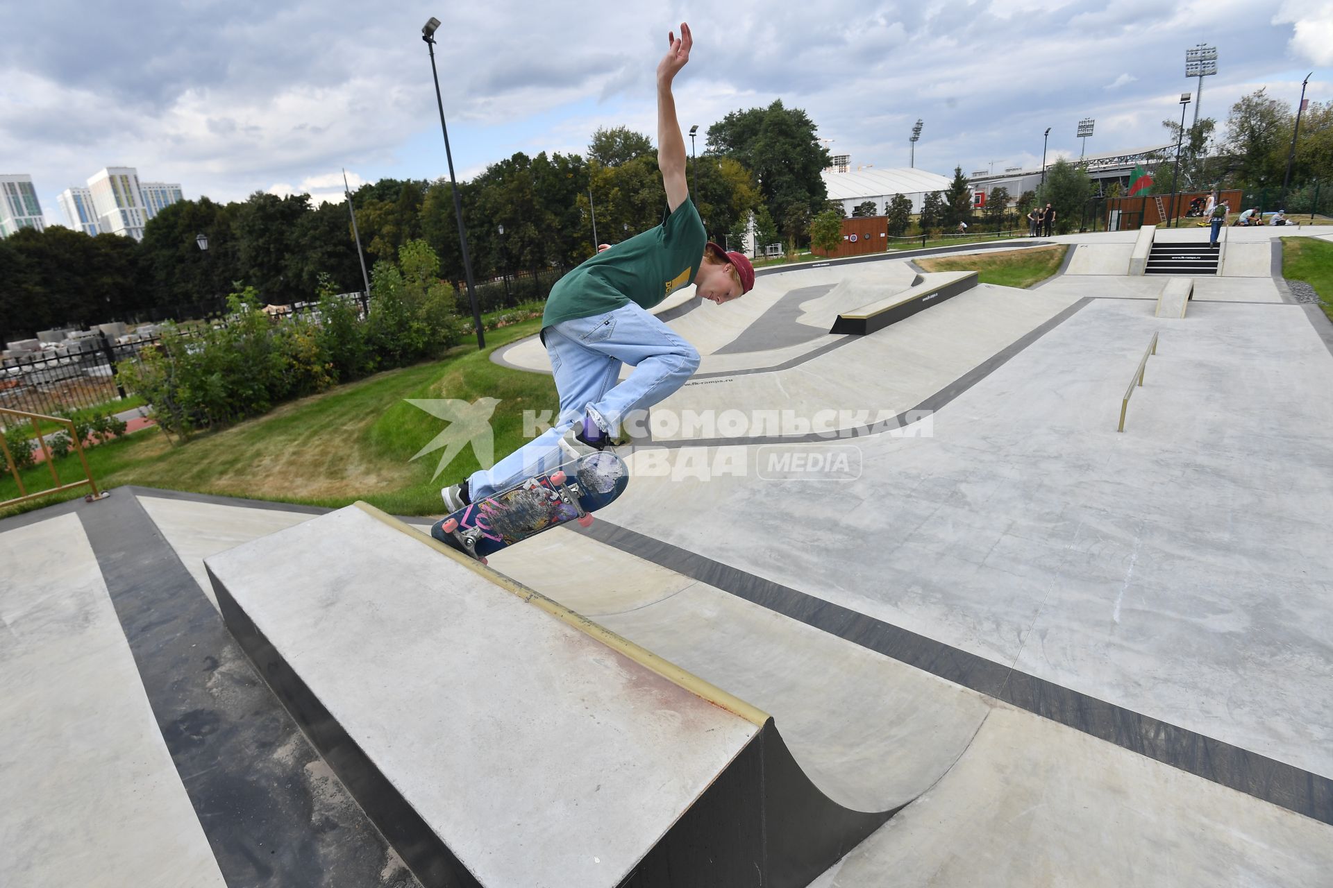 Москва. Юноша катается на скейт-борде  на площадке для экстремальных видов спорта в Детском Черкизовском парке.