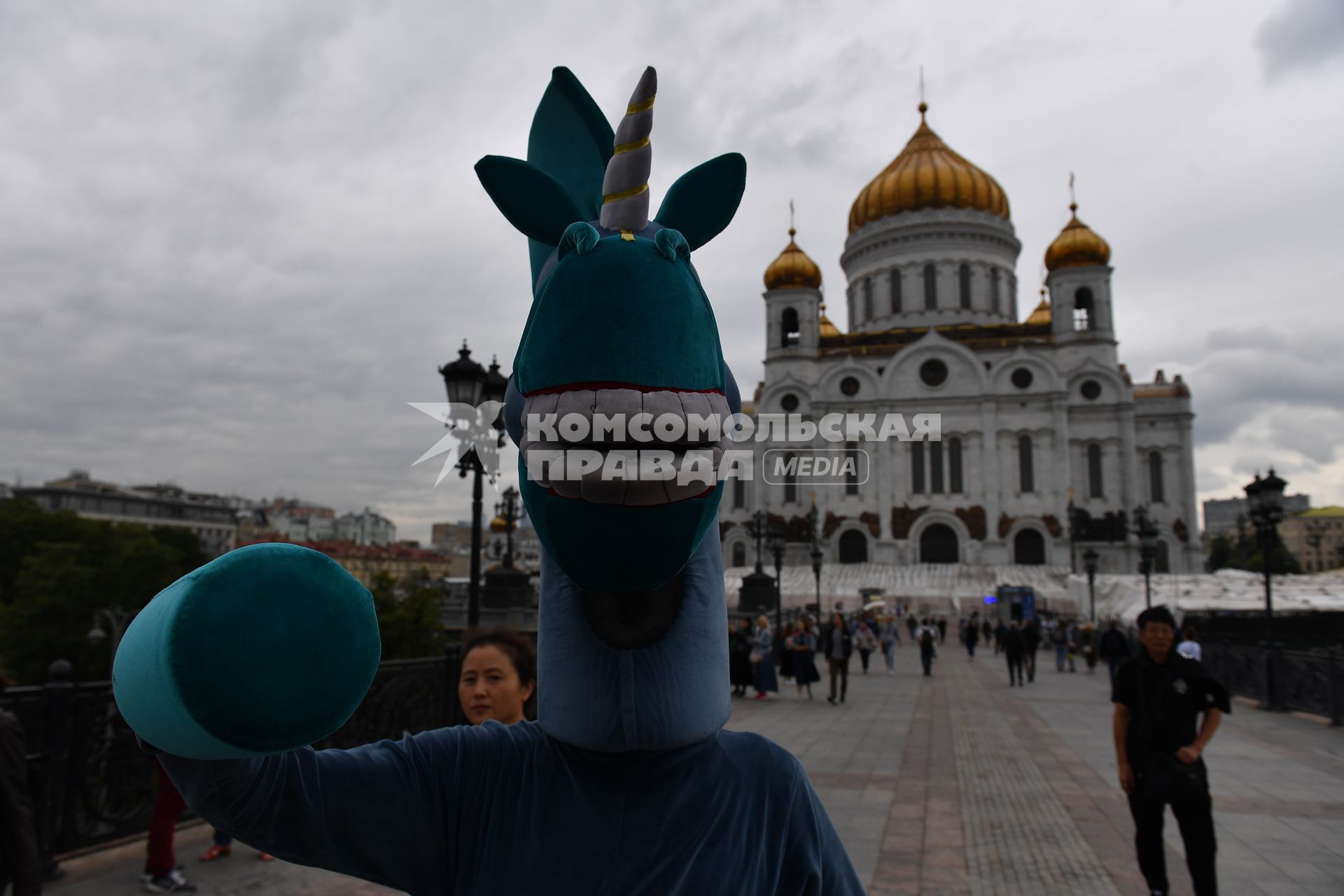 Москва.  Ростовая кукла на Патриаршем мосту.