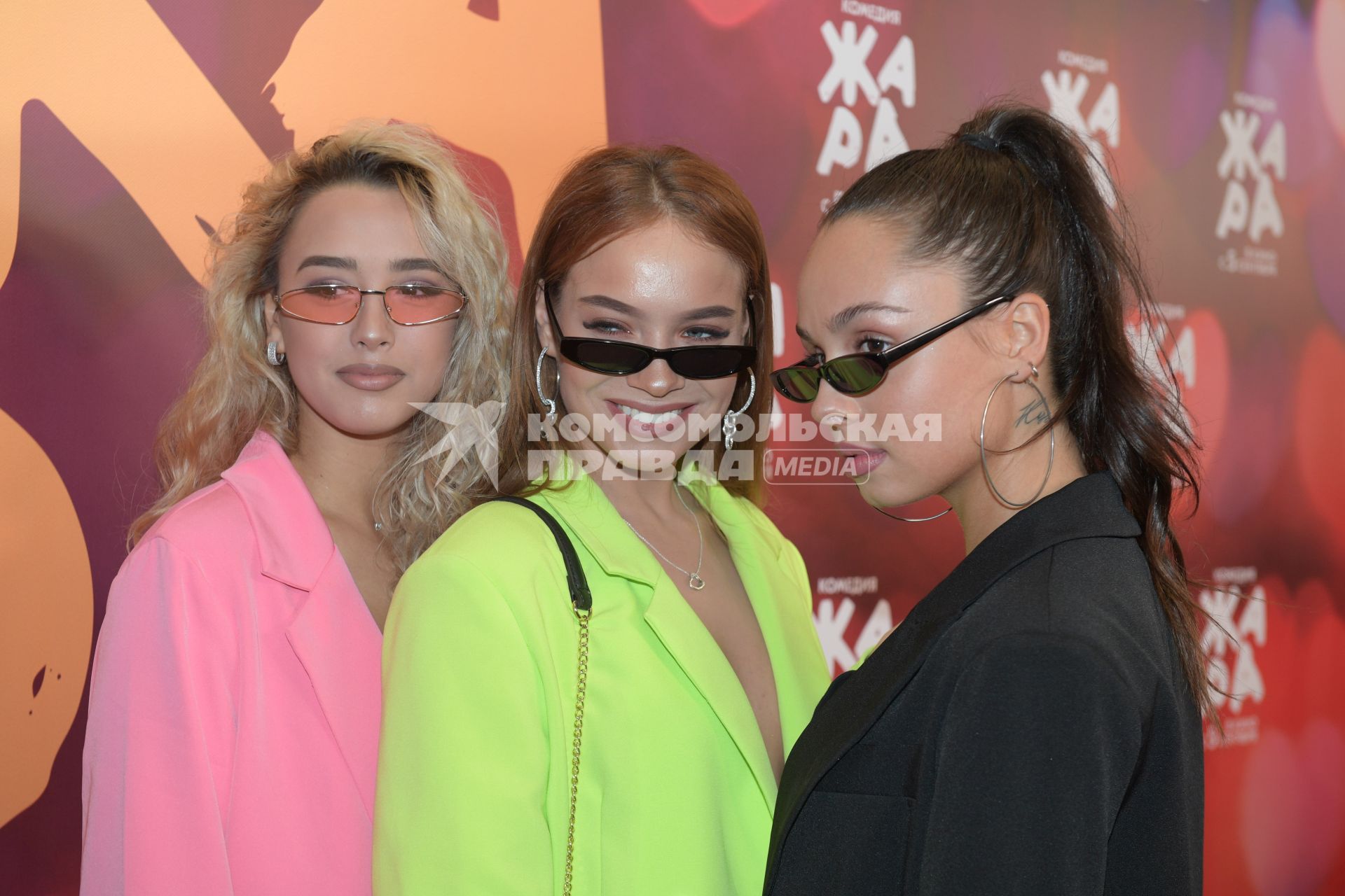 Москва.  Участницы группы Serebro Ирина Титова, Марианна Кочурова и  Елизавета Корнилова (слева направо) на премьере фильма `Жара`.
