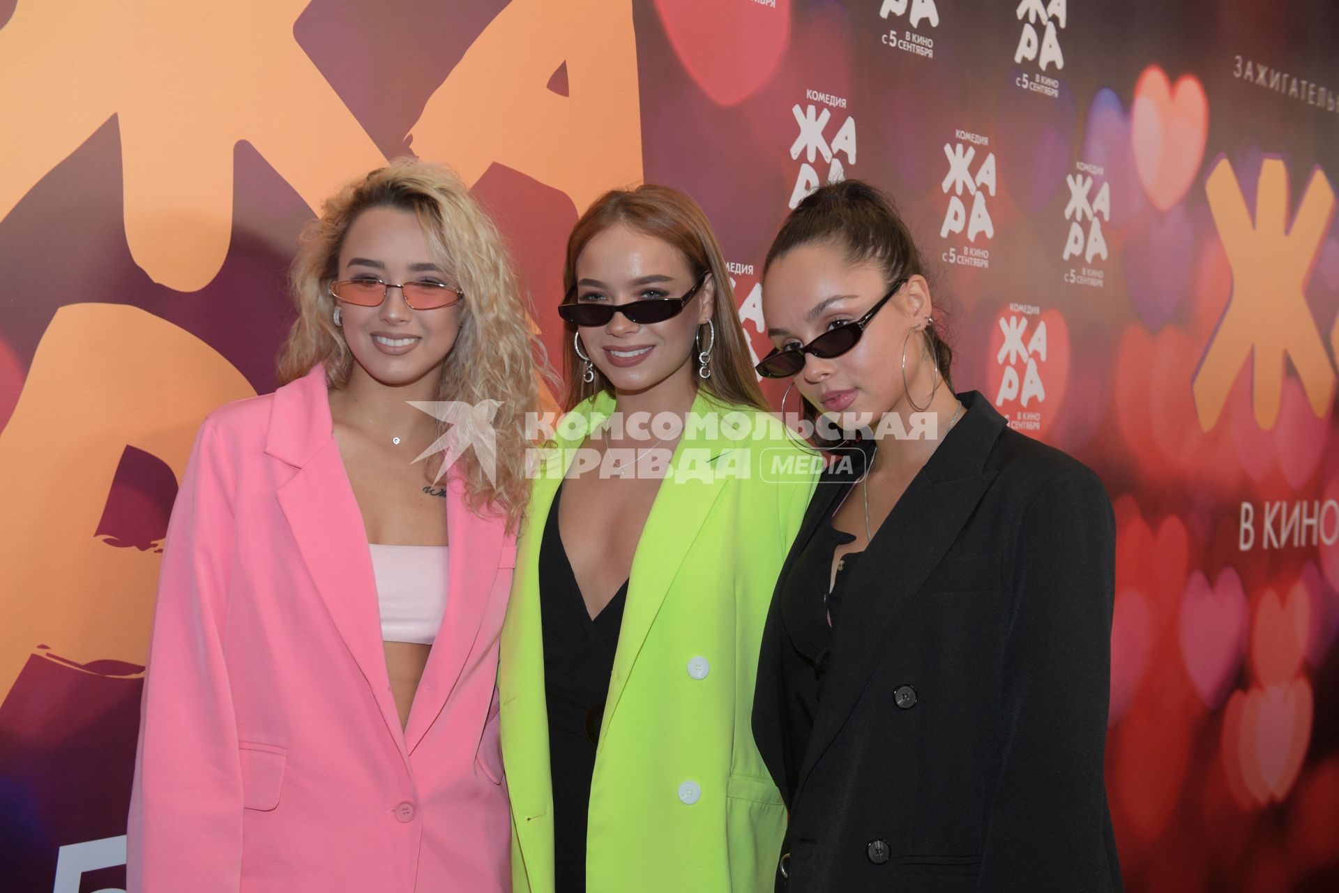 Москва.  Участницы группы Serebro Ирина Титова, Марианна Кочурова и  Елизавета Корнилова (слева направо) на премьере фильма `Жара`.