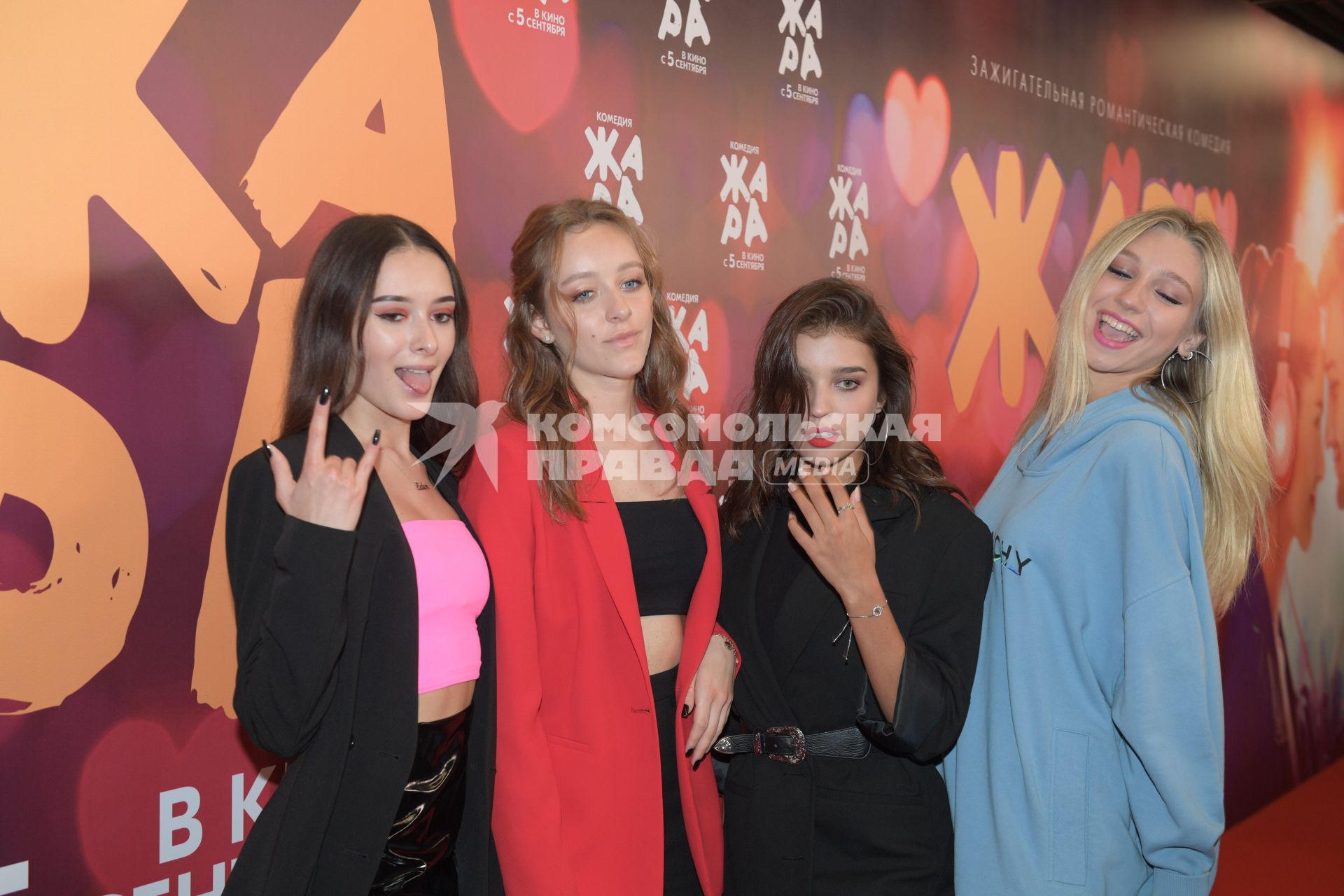 Москва. Участницы группы Cosmos girls Эден Голан, Ева Лепс (слева направо) и Саша Гинер (справа) на премьере фильма `Жара`.