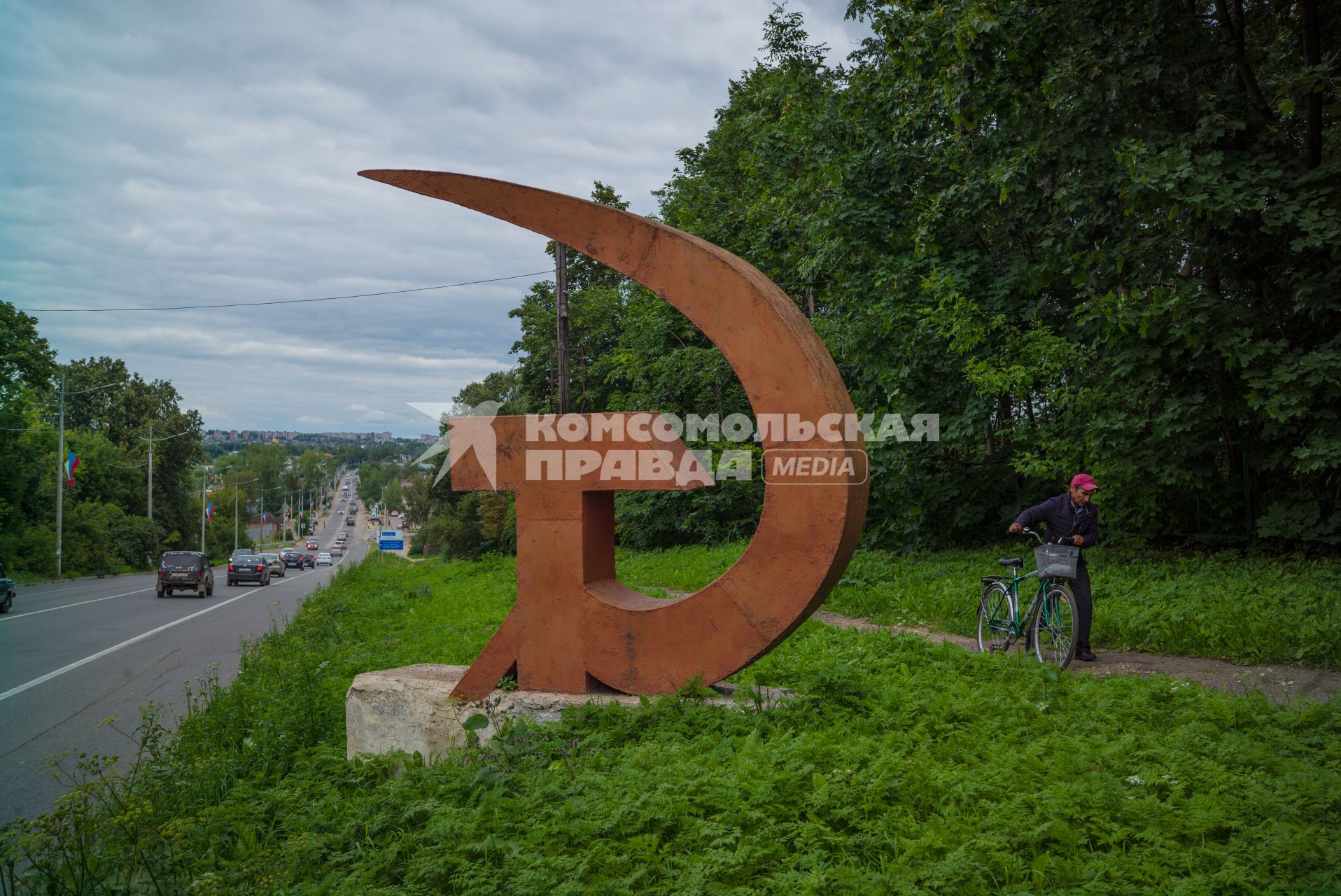 Вологодская область.  Стела  `Серп и молот`  на дороге в вологодской области.