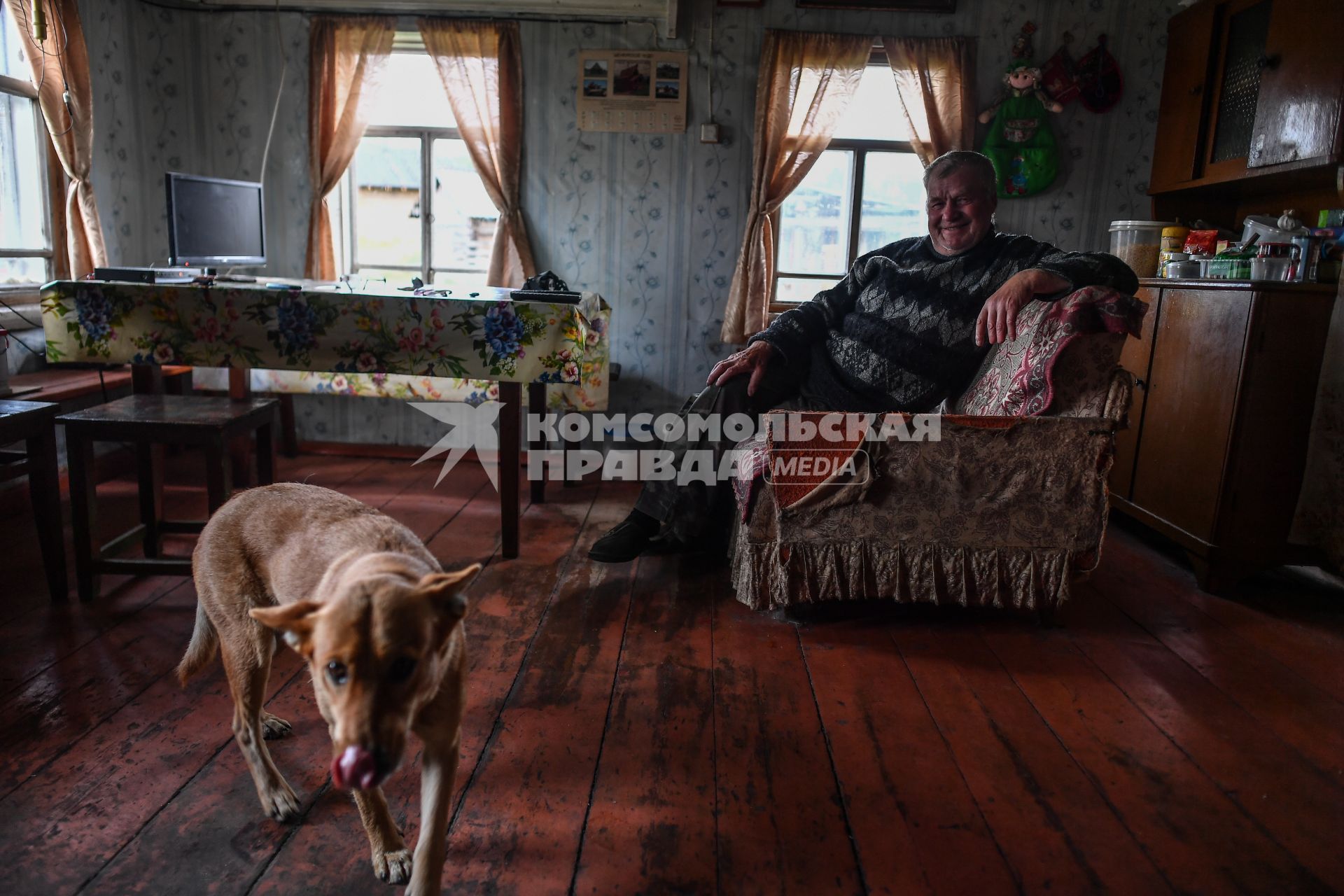 Архангельская область, деревня Монастырка.  Местный житель у себя в доме.