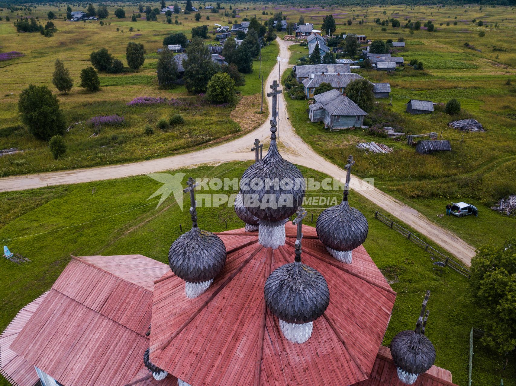 Архангельская область, деревня Лядины.  Вид на церковь Богоявления Господня.
