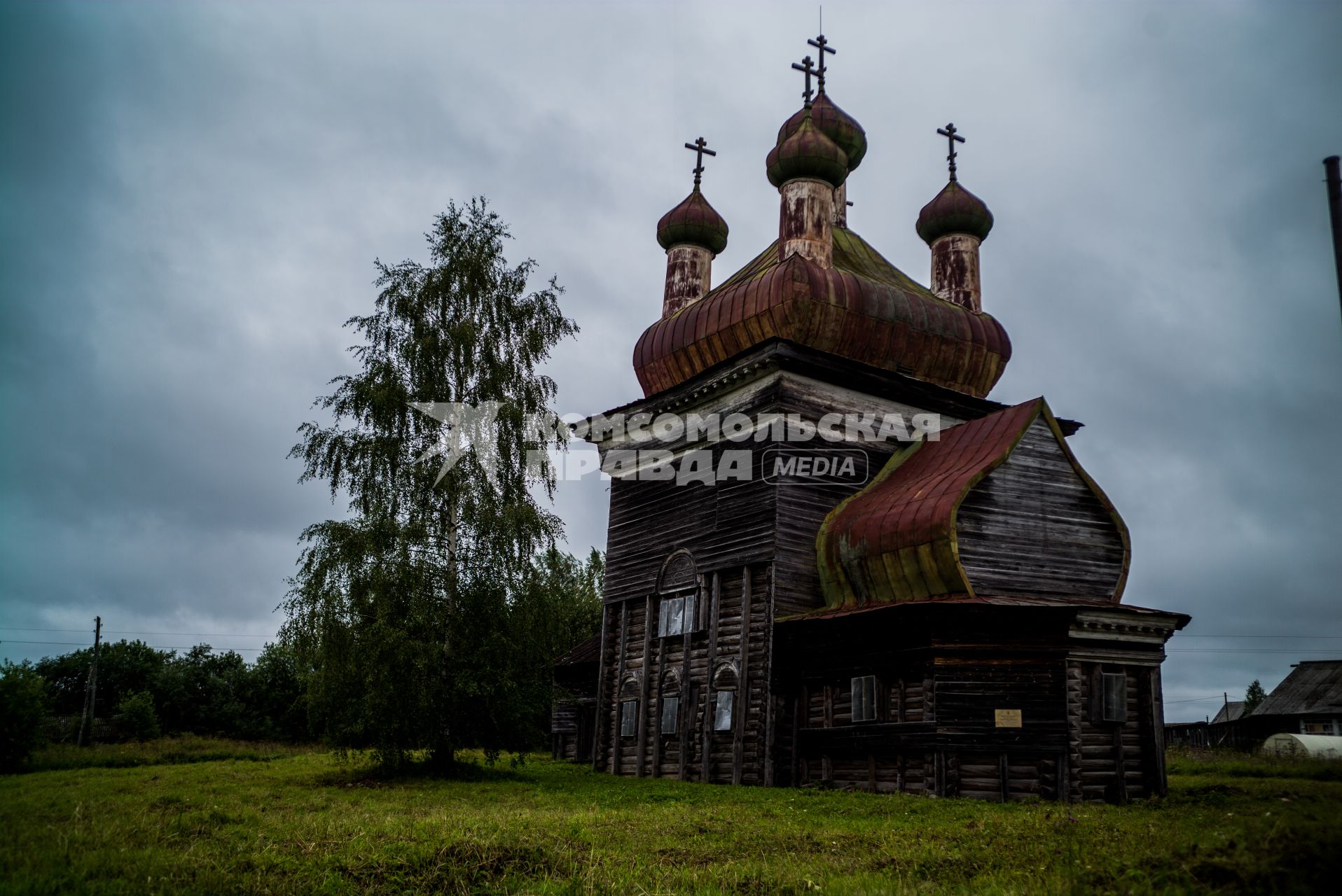 Архангельская область, Каргопольский район, деревня Шелоховская. Вид  на  деревянную церковь Михаила Архангела.