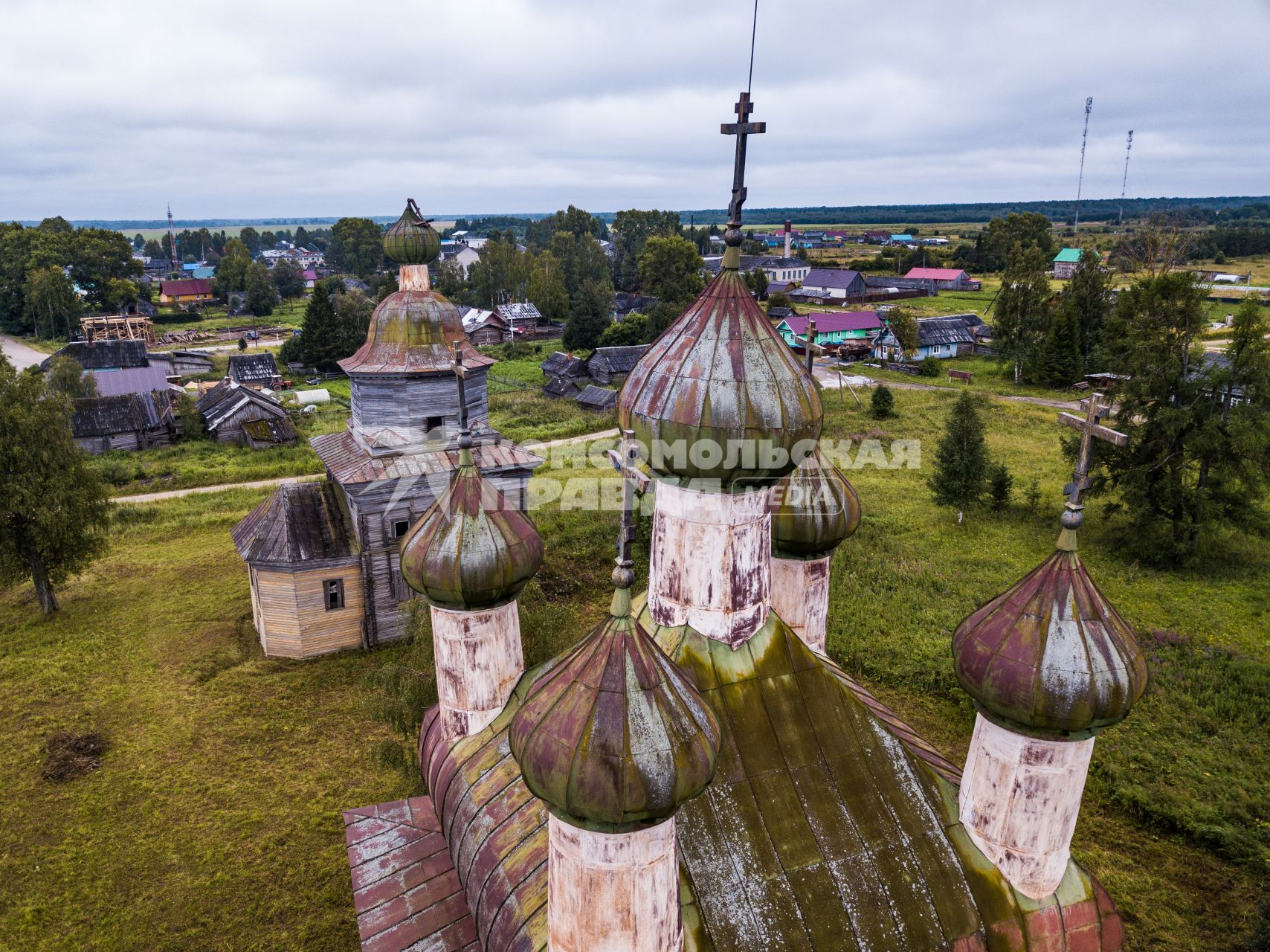 Архангельская область, Каргопольский район, деревня Шелоховская. Вид сверху  на  деревянную церковь Михаила Архангела.