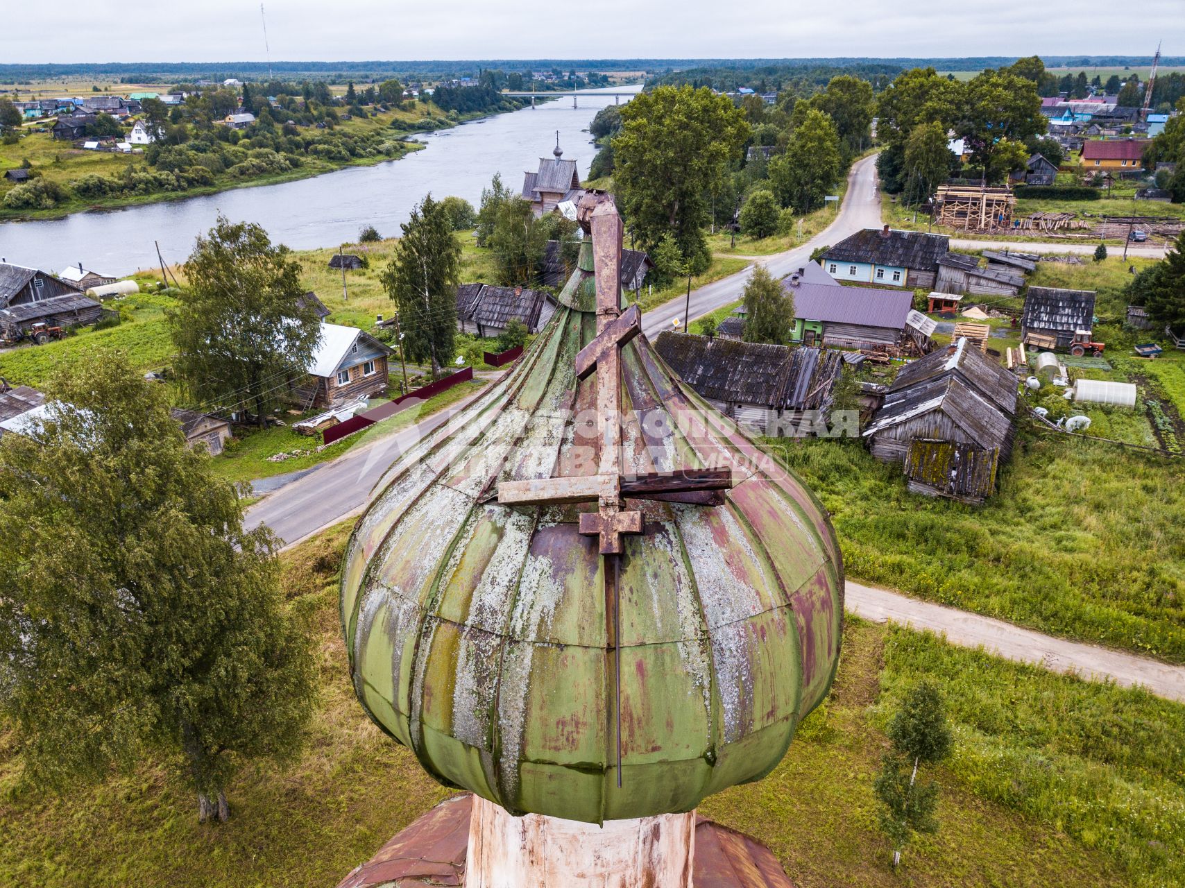 Архангельская область, Каргопольский район, деревня Шелоховская. Вид сверху  на  деревянную церковь Михаила Архангела.