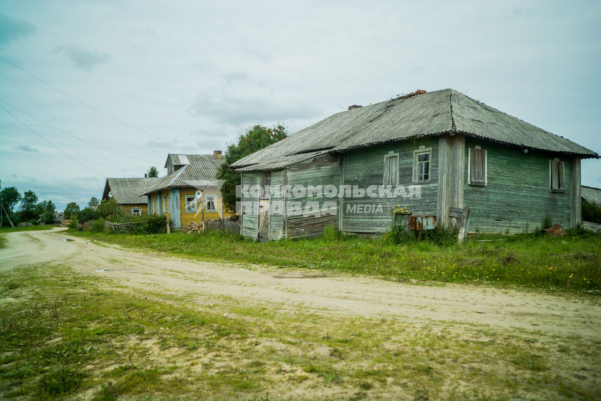 Архангельская область, деревня Лядины.  Деревянные дома у дороги.