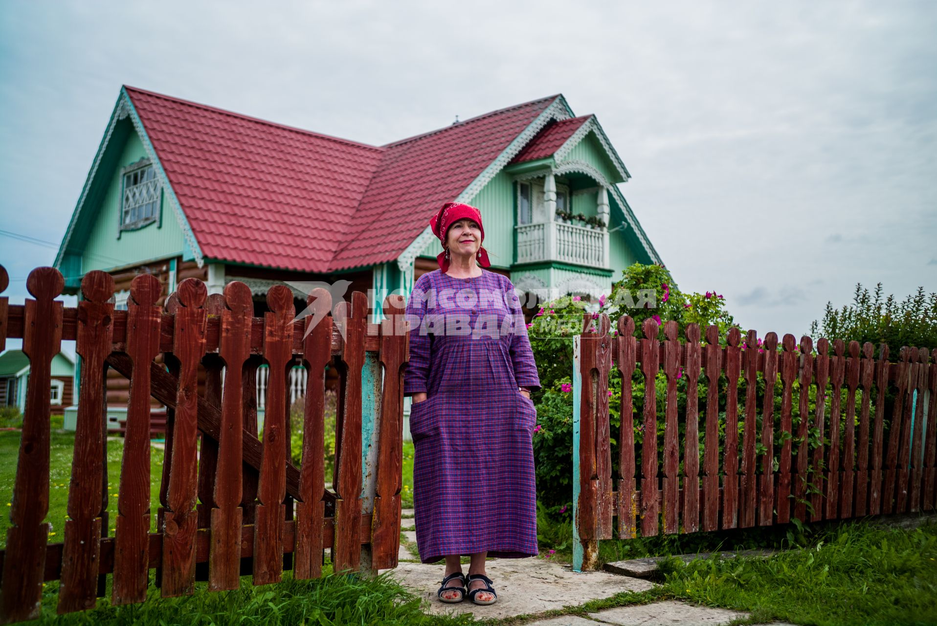 Архангельская область, деревня Лядины.  Хозяйка музея `Лядинские узоры` Надежда Ворощук.