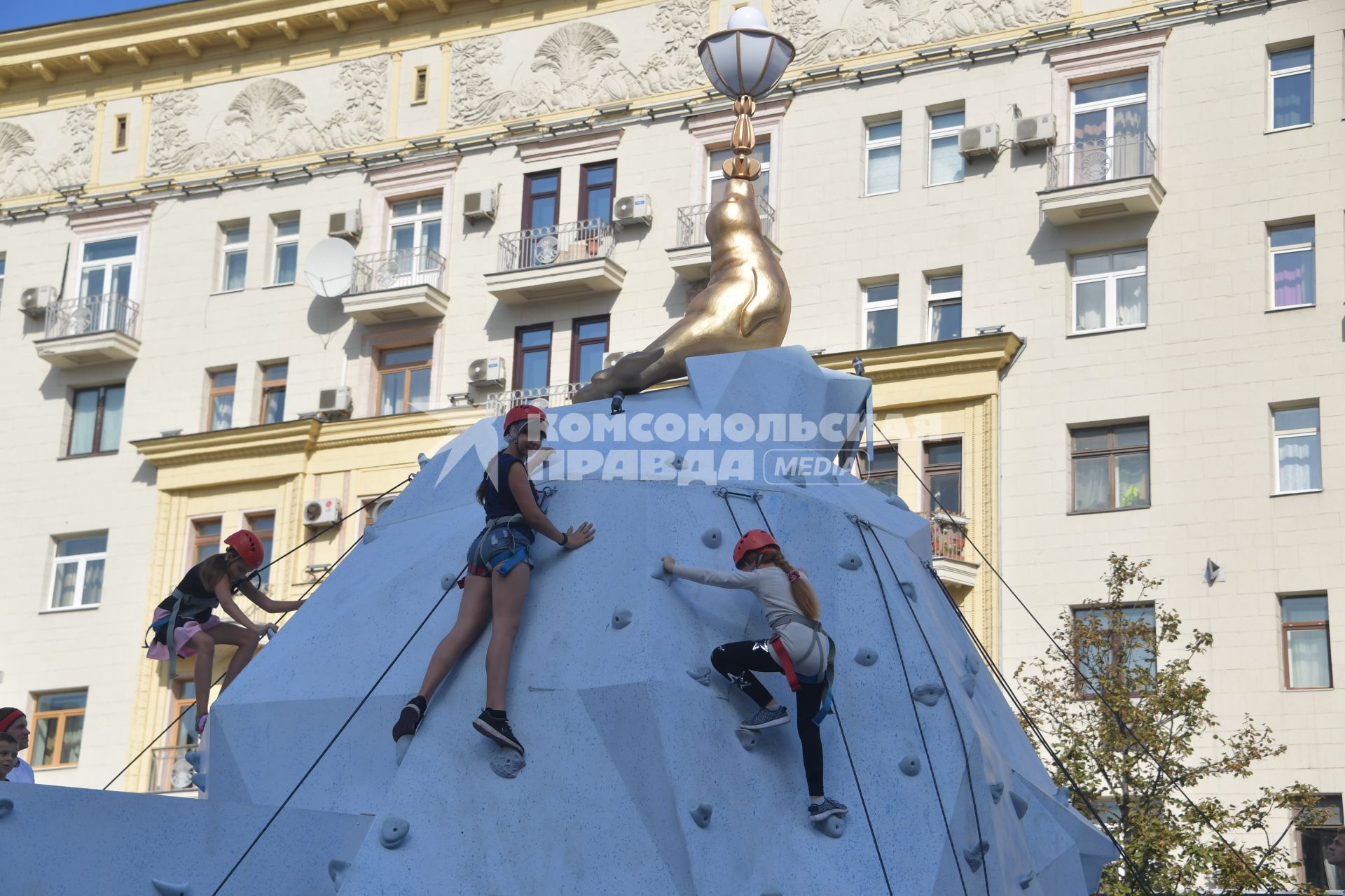 Москва. Дети на скалолазной стенке во время праздничных мероприятий в честь Дня города на Тверской улице.