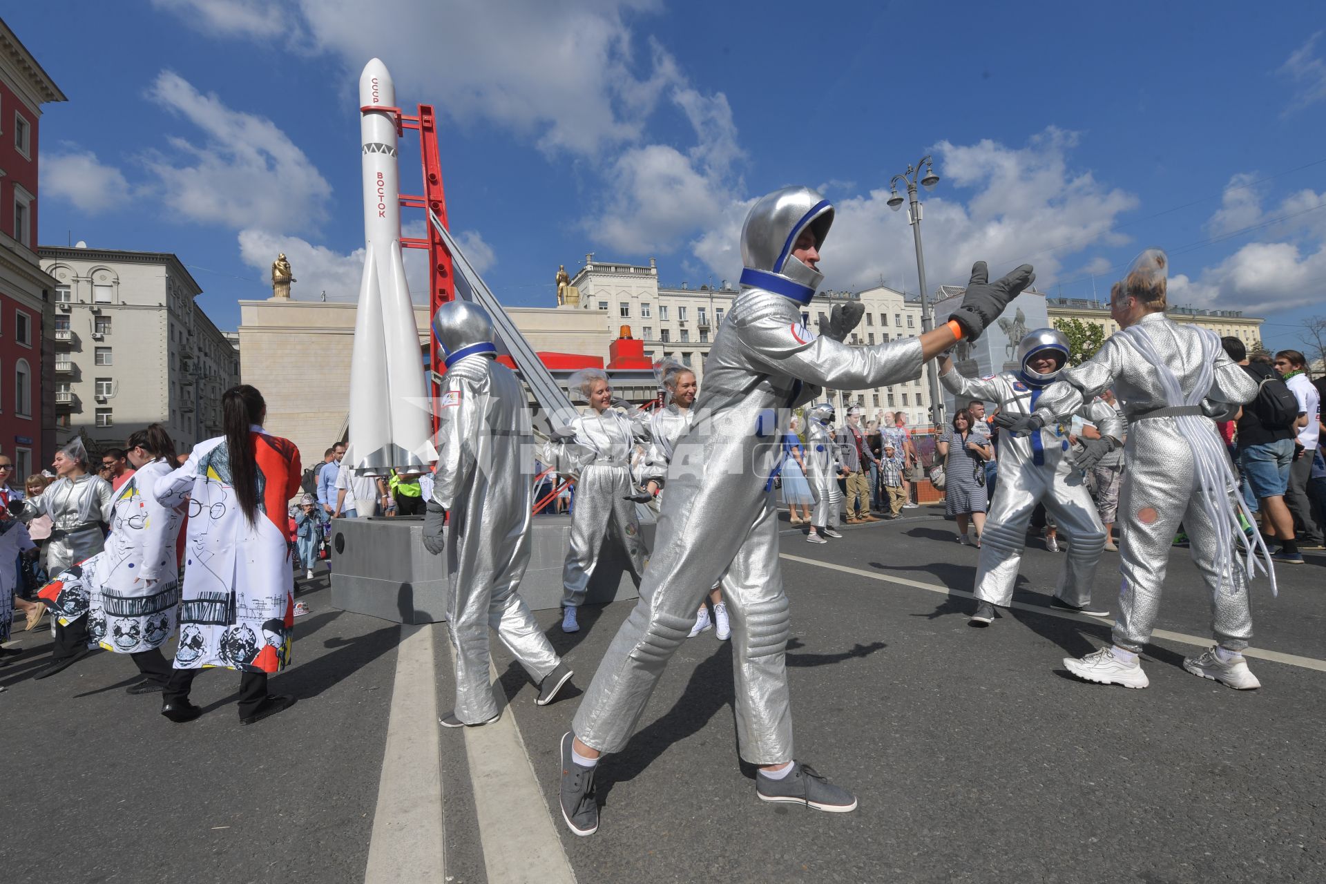 Москва.  Участники городских перформансов во время праздничных мероприятий в честь Дня города на Тверской улице.