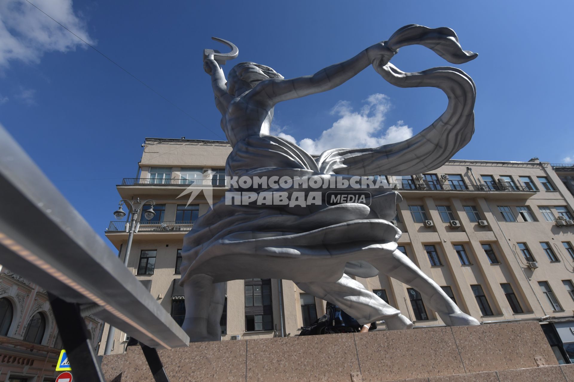 Москва. Скульптура  `Рабочий и колхозница` во время праздничных мероприятий в честь Дня города на Тверской улице.