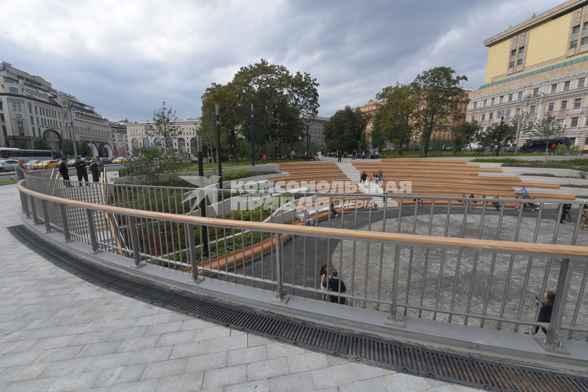 Москва. Вид на атриум и пешеходную зону у стен Политехнического музея.