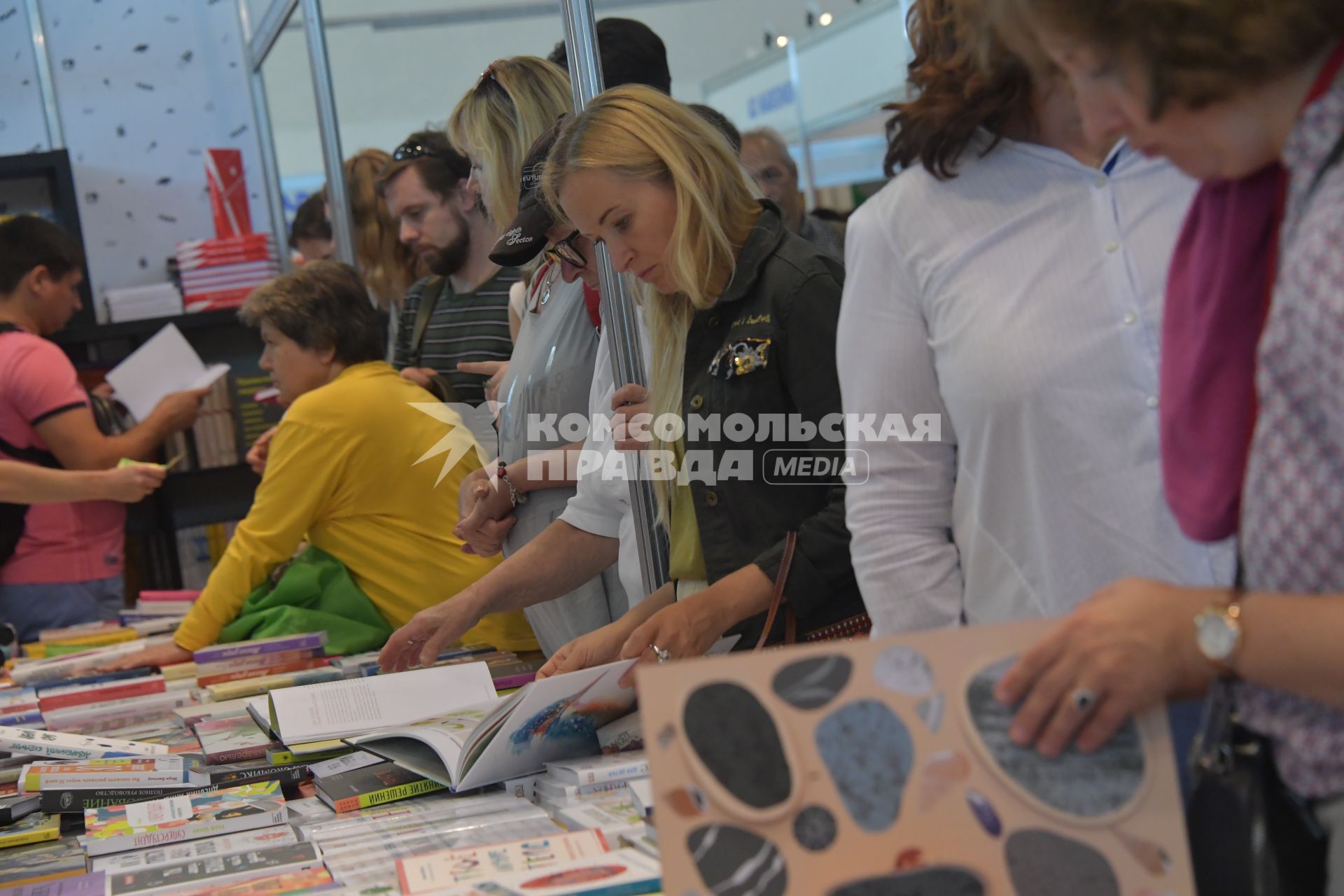 Москва. Посетители на Московской Международной  Книжной ярмарке на  ВДНХ.