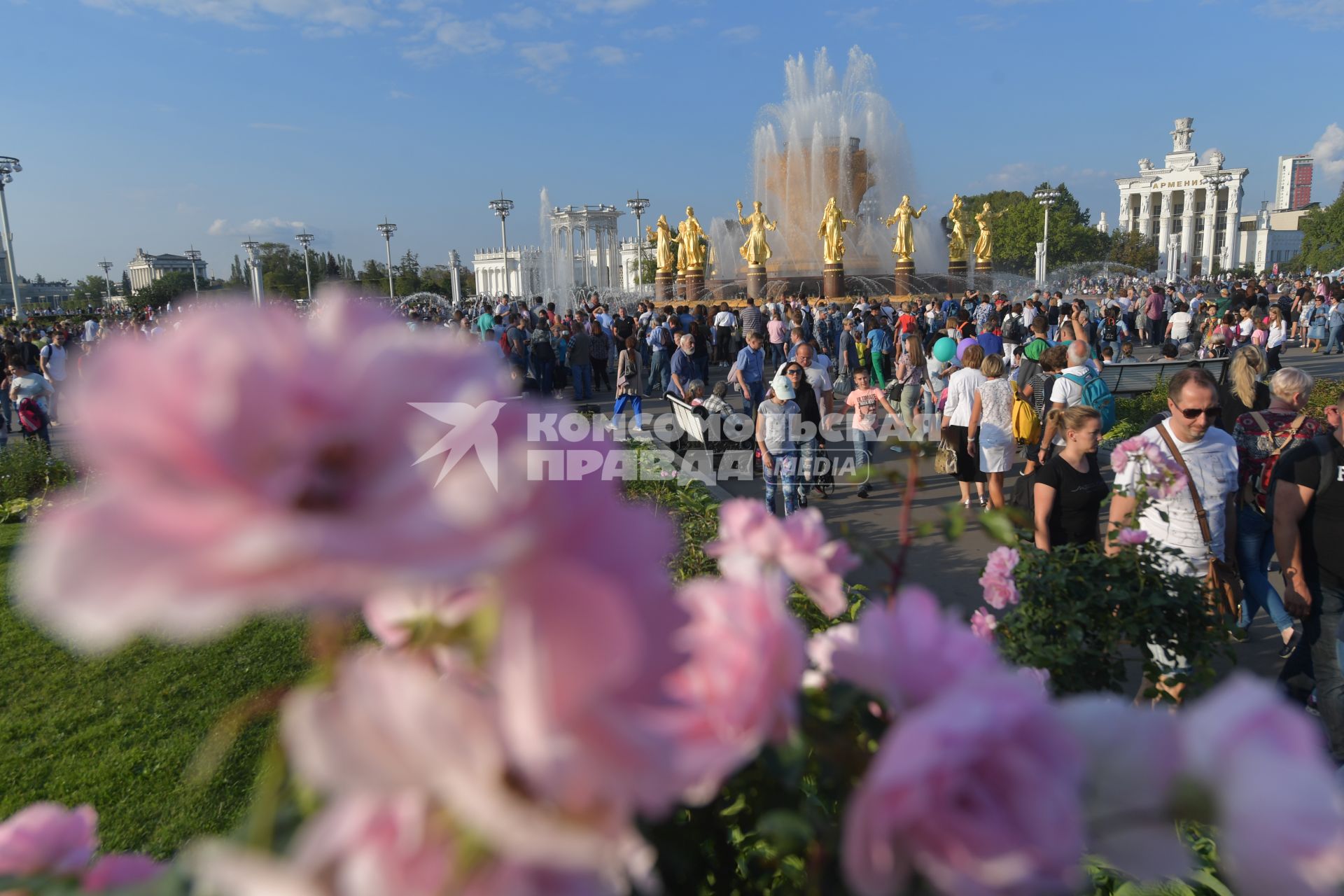 Москва. У фонтана `Дружба народов `на ВДНХ.