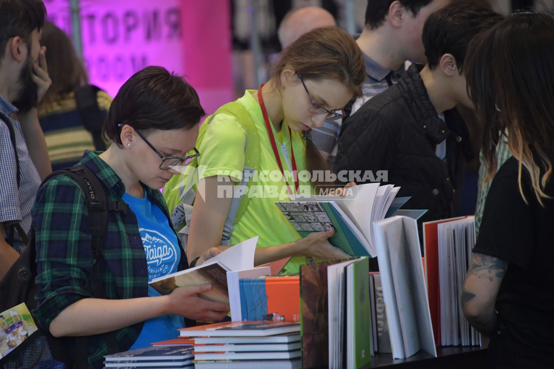 Москва. Посетители на Московской Международной  Книжной ярмарке на  ВДНХ.