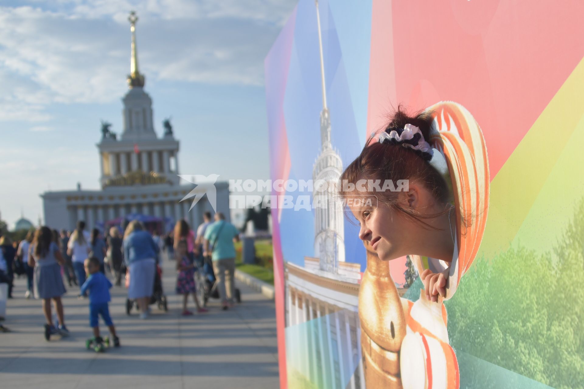 Москва. Посетители на Московской Международной  Книжной ярмарке на  ВДНХ.